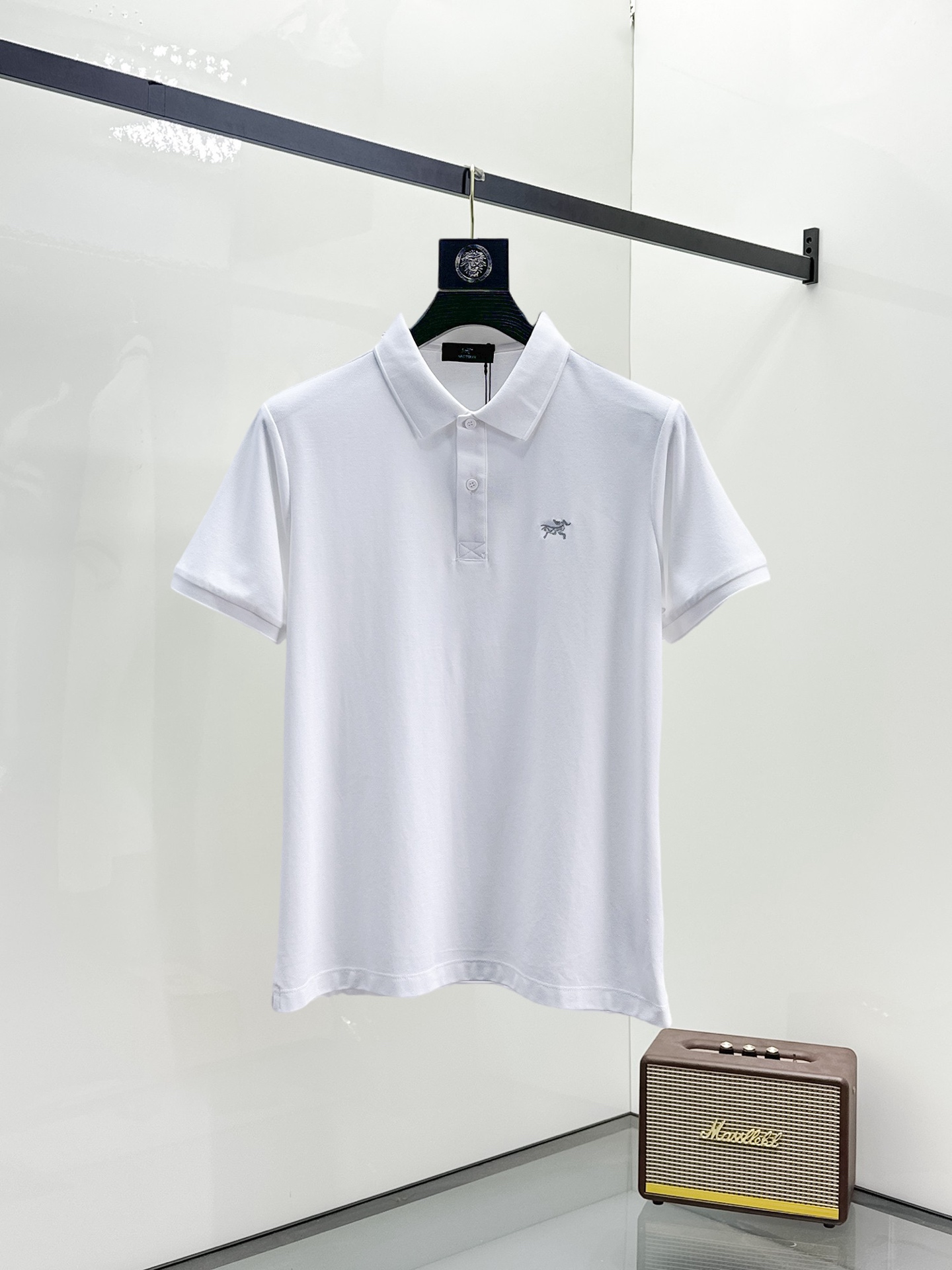 NO:906965,Arc'teryx three-label complete 2026ss summer new letter logo men's lapel Polo shirt!  Classic business men's style, the ceiling-level business men's style of high-end men's clothing!  Simple and fashionable yet elegant, it looks great when worn alone, and quality control/details control can be taken away with your eyes closed. It is low-key, luxurious and connotative!  The custom-woven mesh pique cotton fabric supplied by the customer is carefully made. The mesh texture is evenly arranged on the surface of the fabric. It has excellent breathability and heat dissipation and perspiration. The upper body comfort is completely better than ordinary single-sided jersey tissue!  The classic brand LOGO on the chest is made with top-notch craftsmanship. The LOGO is three-dimensional, clear and full, and has extraordinary texture. Whether it is worn as an inner layer or worn alone, it is a classic product!  The exquisite tailoring process, every detail is handled very standard and delicately, which cannot be compared with other low-end products on the market. It is a must-have basic and versatile Polo shirt for men!  Various colors, sizes M-3XL, arc'teryx,19860909始祖鸟 三标齐全 2026ss夏季新款字母logo男士翻领Polo衫！经典商务男款,高端男装的天花板级别的商务男款！简约时尚大气不失优雅,单穿内搭体面过人,品质控/细节控的闭眼带走,低调又奢华有内涵！ 客供定织网眼珠地棉布精心制成,面料表面排列均匀整齐的网眼纹理,透气性和散热排汗性极佳,上身舒适程度完全优于普通单面汗布组织！胸前经典的品牌LOGO标识,采用顶级工艺打造,LOGO立体清晰饱满,质感非凡的特质,无论是内搭还是单穿都是一款经典领域的产品！精妙绝伦的裁剪工艺,每一个细节处理的非常标准细腻,非市面一般LOW货可以媲美的,男士必入基础百搭款Polo衫推荐！ 颜色多颜色 尺码M-3XL,arc'teryx,,Men's clothing