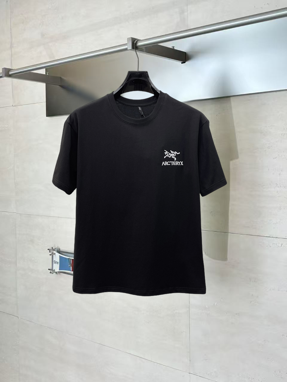 NO:832754,Arc'teryx's top products 2026 spring and summer new debut counter latest short-sleeved round neck T-shirt high-end custom design avant-garde fashion!  The brand logo is designed with heavy craftsmanship. High-end customized 260g fabric. Soft to the touch. Comfortable to wear. Exquisite stitching at the counter level. Fine workmanship. The upper body effect is incomparably handsome!  A must-have item for a stylish man!  Size M-XXX,arc'teryx,T-shirt,tees,t-shirt,19860909始祖鸟 顶级货品2026春夏新款首发专柜最新款短袖圆领T恤 高端订制 设计前卫时尚！品牌logo重工艺设计 高端定制260克面料.手感柔软.穿着舒适.专柜级别精致车线.做工精细.上身效果无敌帅气！型男必备单品！码数M-XXX,arc'teryx,T-shirt,tees，t-shirt,,Men's clothing