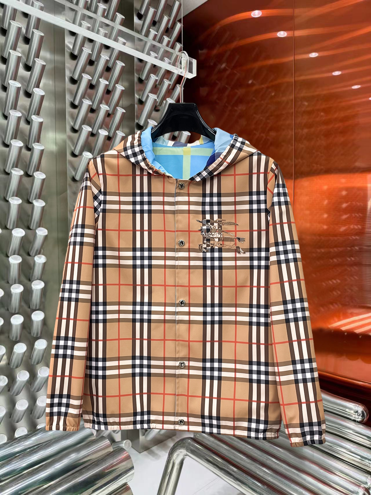 NO:774867,The same model on Burberry's official website, complete with three labels, on sale in advance. 2026ss new spring men's jacket, reversible original single with three labels, high-end version. Custom-made fabrics at the counter. Highly breathable and comfortable, impeccable details, brand element design concept, reflecting high quality. Delicate and soft feel. Casual tailoring, excellent upper body shape. Size M~3XL, maximum wear 195 pounds,,burberry,jackets & coats,jackets & coats,19860909巴宝莉官网同款,三标齐全,提前发售 2026ss开春新款男士夹克外套,双面穿原单三标齐全高端版本 专柜定制面料 透气舒适度高,细节无可挑剔,品牌元素设计理念,体现高品质.手感细腻柔软 呈现休闲裁剪,上身版型超赞 码数M～3XL,最大穿195斤,,burberry,jackets & coats,jackets & coats,,Men's clothing