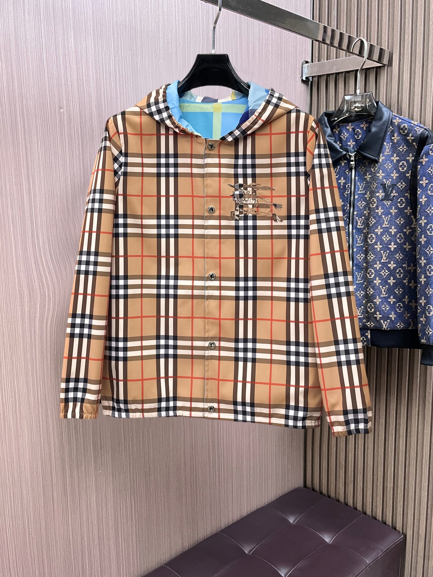 NO:777350,Burberry 2026 spring new men's reversible jacket. Original 1:1 customized hardware accessories, all imported and original customization. Welcome to compare at the counter. Super soft, super heavy fabric workmanship, perfect fit. Pay attention to the fabric and super comfortable. Exclusive model. Non-market product. Same size for men and women, M ~ XXXL,,burberry,jackets & coats,jackets & coats,19860909巴宝莉 2026春装新款男士双面穿夹克外套 原版1:1订制五金配件全进口原版定制 欢迎专柜对比 超柔软 超级重面料做工杠杠的版型完美 注意面料超舒服 独家款 非市场货 男女同款尺码M ～XXXL,,burberry,jackets & coats,jackets & coats,,Men's clothing