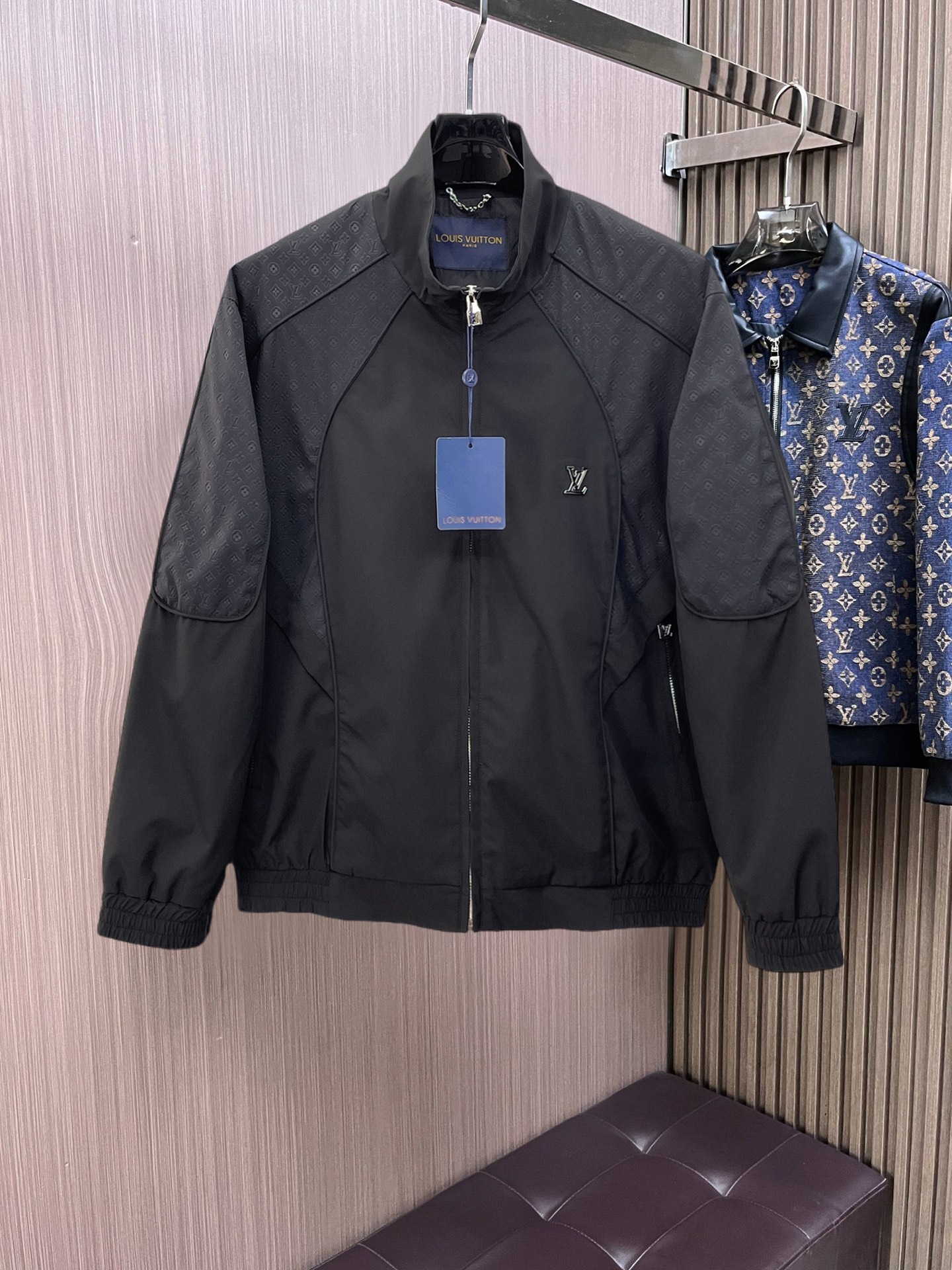NO:777357,LV 2026 spring new men's jacket. Original 1:1 customized hardware accessories. All imported and original customization. Welcome to compare at the counter. Super soft, super heavy fabric, perfect workmanship. Pay attention to the fabric and super comfortable. Exclusive model. Not available in the market. Same size for men and women. M ~ XXXL,, louis vuitton, jackets & coats, jackets & coats,19860909LV 2026春装新款男士夹克外套 原版1:1订制五金配件全进口原版定制 欢迎专柜对比 超柔软 超级重面料做工杠杠的版型完美 注意面料超舒服 独家款 非市场货 男女同款尺码M ～XXXL,,louis vuitton,jackets & coats,jackets & coats,,Men's clothing