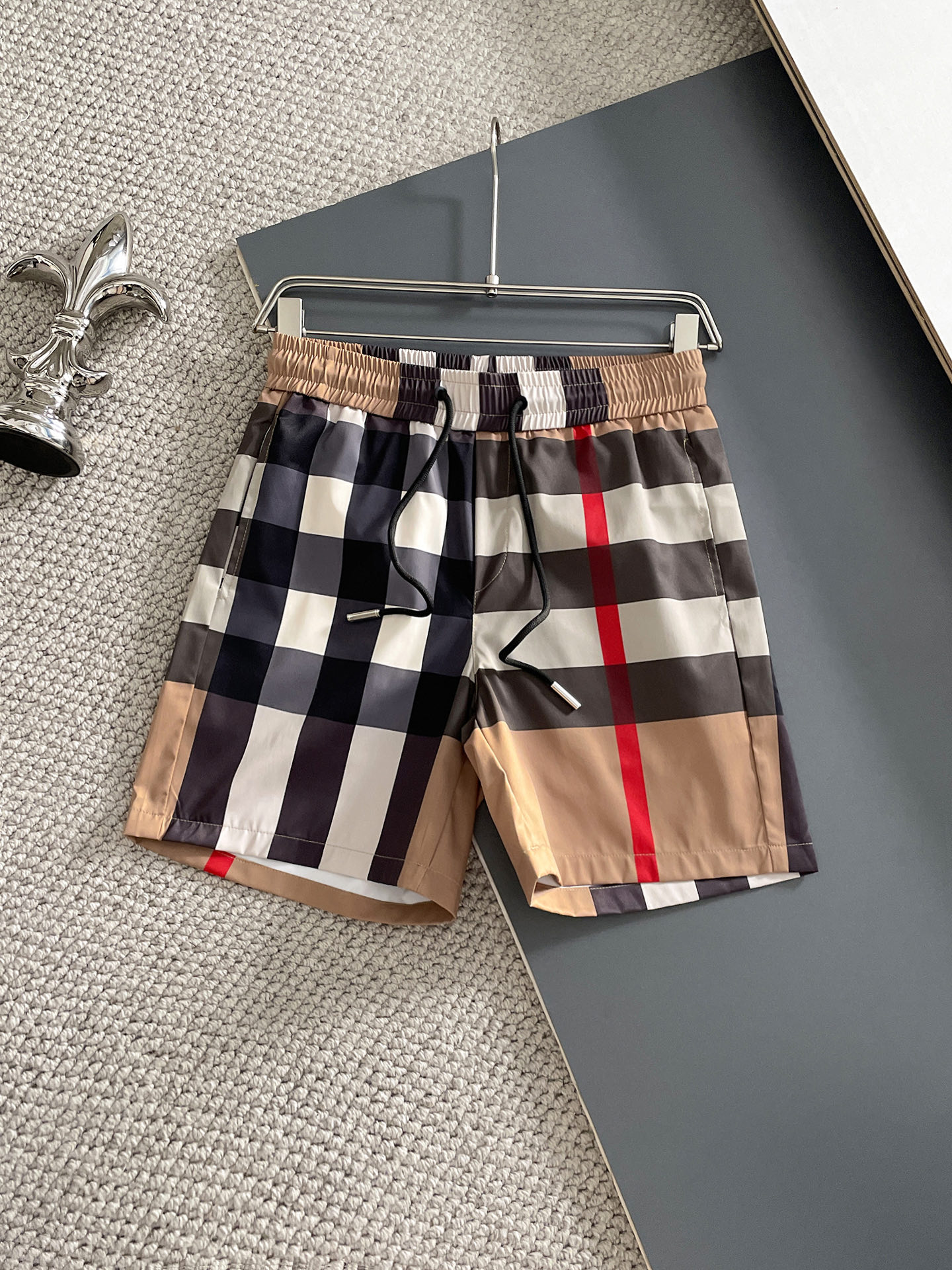 NO:932006,Burberry's three-standard complete 2026 new summer men's casual shorts, advanced custom-made breathable fabrics, extremely breathable, elastic and comfortable, impeccable details, top-grade accessories, original logo design concept, delicate and soft feel!  The upper body fit is awesome!  Sizes M-XXXL, please state your height and weight when ordering, burberry, shorts,19860909巴宝莉 三标齐全 2026夏季新款男士休闲短裤,高级定制面料透气面料 透气弹力舒适度极高,细节无可挑剔,顶级辅料配备,原版logo设计理念,手感细腻柔软！上身版型超赞！尺码M-XXXL下单报身高体重,,burberry,shorts,,Men's clothing
