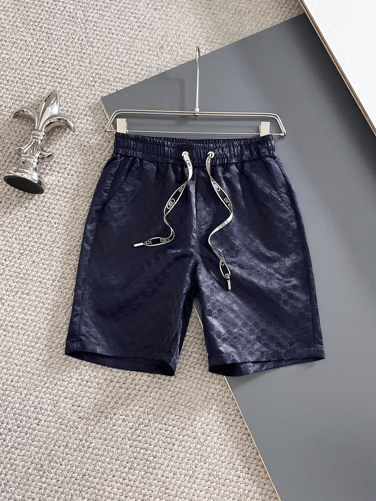 NO:932009,Gucci's three-standard complete 2026 new summer men's casual shorts, advanced custom-made breathable fabrics, extremely breathable, elastic and comfortable, impeccable details, top-grade accessories, original logo design concept, delicate and soft feel!  The upper body shape is awesome!  Sizes M-XXXL, please state your height and weight when ordering,,shorts,19860909古奇 三标齐全 2026夏季新款男士休闲短裤,高级定制面料透气面料 透气弹力舒适度极高,细节无可挑剔,顶级辅料配备,原版logo设计理念,手感细腻柔软！上身版型超赞！尺码M-XXXL下单报身高体重,,shorts,,Men's clothing