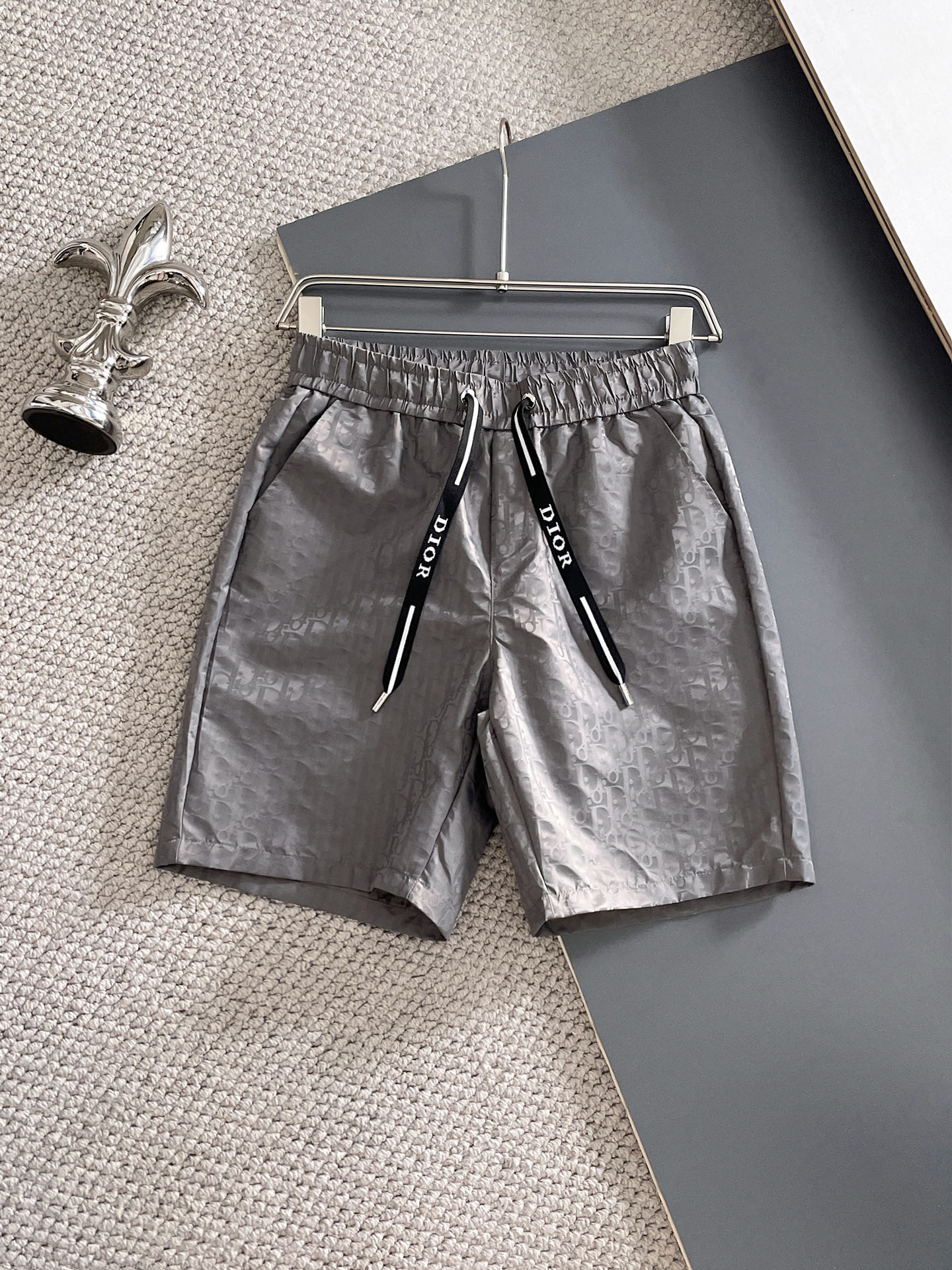 NO:932012,Dior's 2026 new summer men's casual shorts with three complete standards, advanced custom-made breathable fabrics, extremely breathable, elastic and comfortable, impeccable details, top-grade accessories, original logo design concept, delicate and soft feel!  The upper body fit is awesome!  For sizes M-XXXL, please state your height and weight when ordering, dior, shorts,19860909迪奥 三标齐全 2026夏季新款男士休闲短裤,高级定制面料透气面料 透气弹力舒适度极高,细节无可挑剔,顶级辅料配备,原版logo设计理念,手感细腻柔软！上身版型超赞！尺码M-XXXL下单报身高体重,,dior,shorts,,Men's clothing