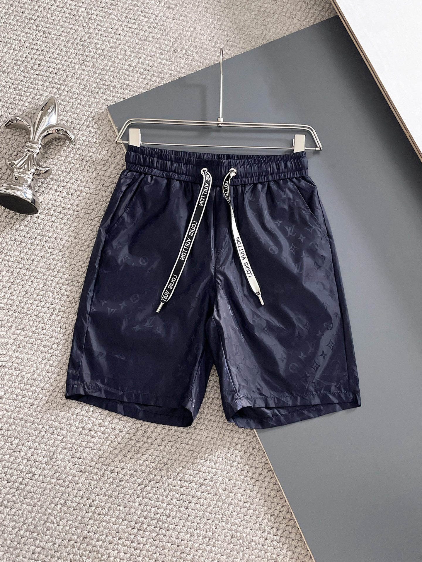 NO:932017,LV three-standard complete 2026 summer new men's casual shorts, advanced custom-made breathable fabrics, extremely breathable, elastic and comfortable, impeccable details, top-grade accessories, original logo design concept, delicate and soft feel!  The upper body shape is awesome!  Sizes M-XXXL, please state your height and weight when ordering,,louis vuitton,shorts,19860909LV 三标齐全 2026夏季新款男士休闲短裤,高级定制面料透气面料 透气弹力舒适度极高,细节无可挑剔,顶级辅料配备,原版logo设计理念,手感细腻柔软！上身版型超赞！尺码M-XXXL下单报身高体重,,louis vuitton,shorts,,Men's clothing