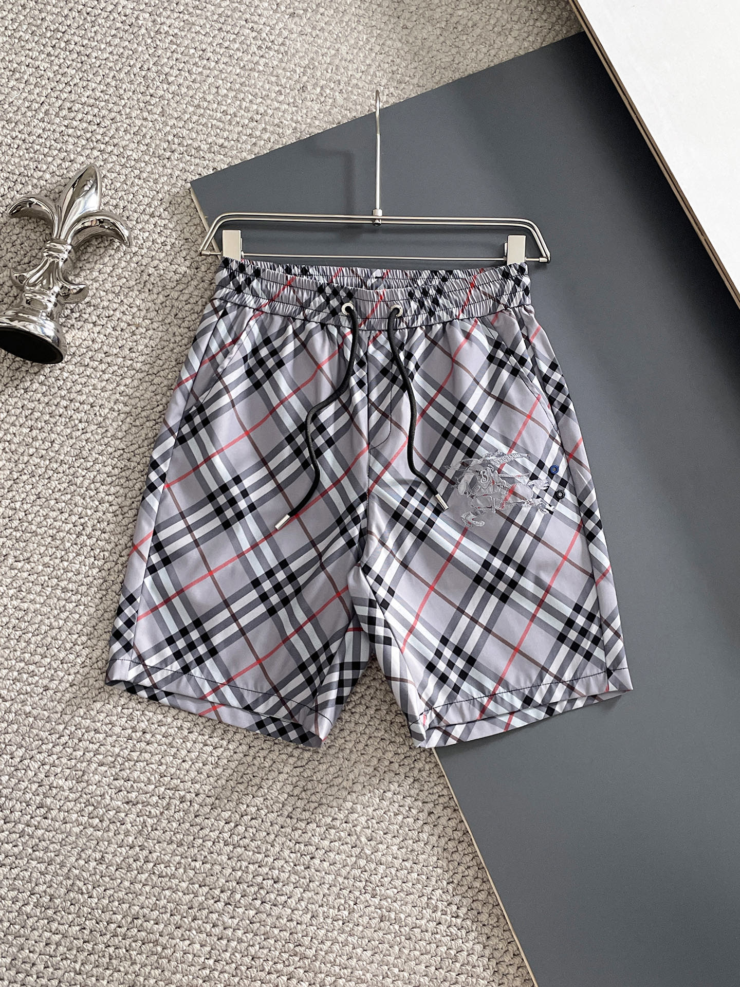 NO:932021,Burberry's three-standard complete 2026 new summer men's casual shorts, advanced custom-made breathable fabrics, extremely breathable, elastic and comfortable, impeccable details, top-grade accessories, original logo design concept, delicate and soft feel!  The upper body shape is awesome!  Sizes M-XXXL, please state your height and weight when ordering, burberry, shorts,19860909巴宝莉 三标齐全 2026夏季新款男士休闲短裤,高级定制面料透气面料 透气弹力舒适度极高,细节无可挑剔,顶级辅料配备,原版logo设计理念,手感细腻柔软！上身版型超赞！尺码M-XXXL下单报身高体重,,burberry,shorts,,Men's clothing