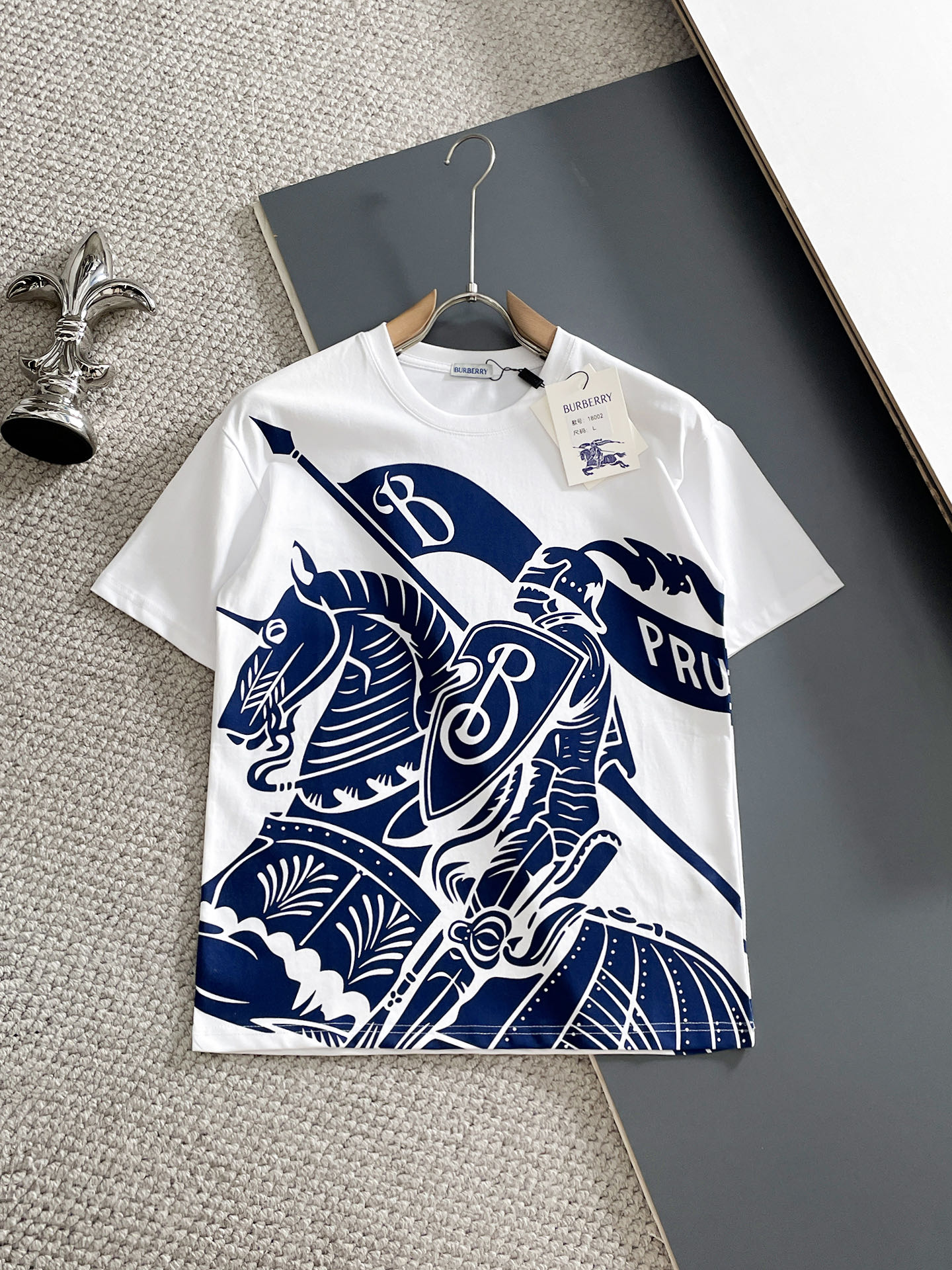 NO:931953,Burberry's top products 2026 spring and summer new debut counter latest short-sleeved round neck T-shirt high-end custom design avant-garde fashion!  The brand logo is designed with heavy craftsmanship. High-end customized 260g fabric. Soft to the touch. Comfortable to wear. Exquisite stitching at the counter level. Fine workmanship. The upper body effect is incomparably handsome!  A must-have item for a stylish man!  Size M-XXXL,,burberry,T-shirt,tees,t-shirt,19860909巴宝莉顶级货品2026春夏新款首发专柜最新款短袖圆领T恤 高端订制 设计前卫时尚！品牌logo重工艺设计 高端定制260克面料.手感柔软.穿着舒适.专柜级别精致车线.做工精细.上身效果无敌帅气！型男必备单品！码数M-XXXL,,burberry,T-shirt,tees，t-shirt,,Men's clothing