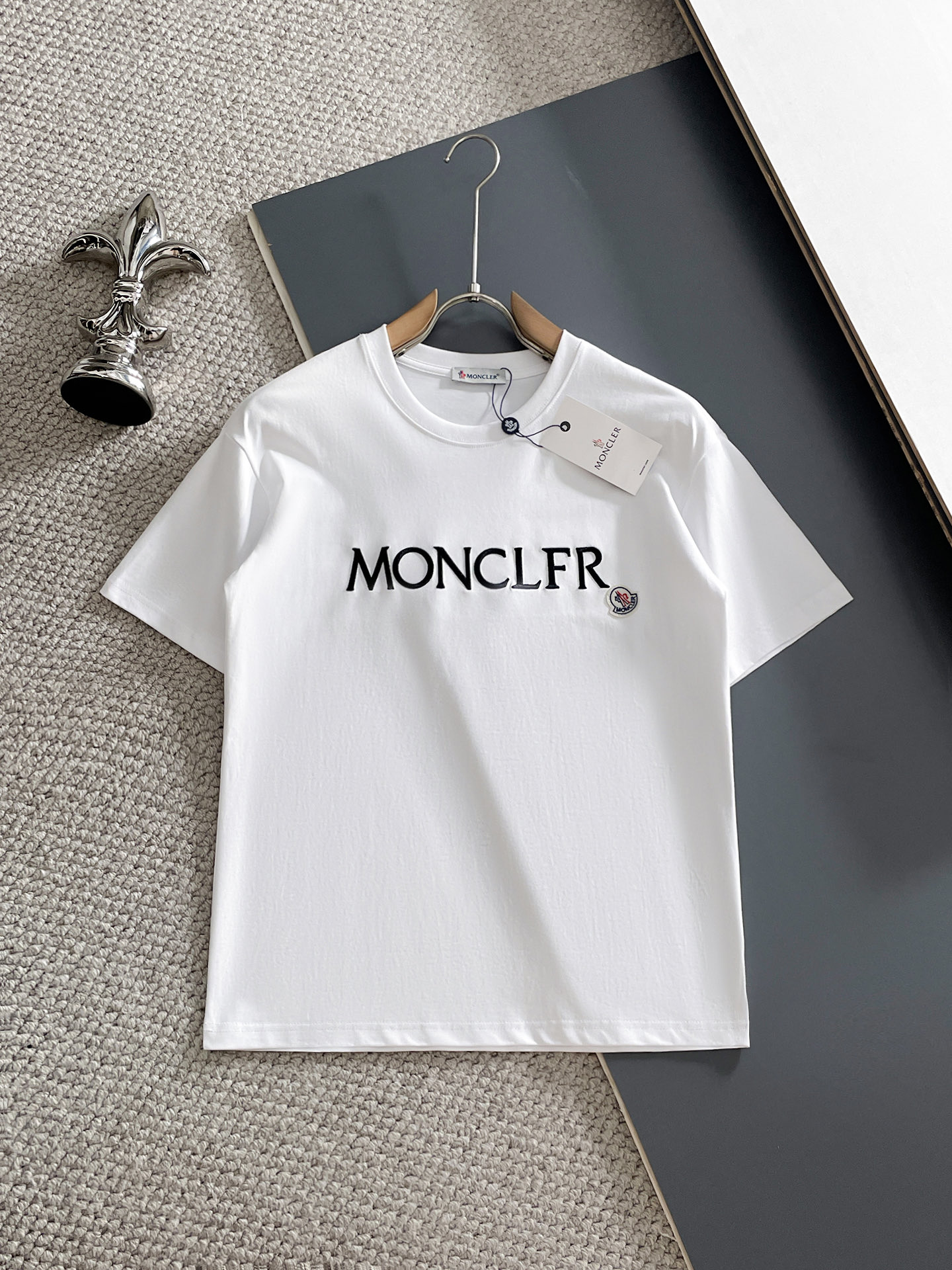 NO:931958,Mengkou's top products 2026 spring and summer new debut counter latest short-sleeved round neck T-shirt, high-end custom design, avant-garde and fashionable!  The brand logo is designed with heavy craftsmanship. High-end customized 260g fabric. Soft to the touch. Comfortable to wear. Exquisite stitching at the counter level. Fine workmanship. The upper body effect is incomparably handsome!  A must-have item for a stylish man!  Size M-XXXL,,Moncler,T-shirt,tees,t-shirt,19860909蒙口 顶级货品2026春夏新款首发专柜最新款短袖圆领T恤 高端订制 设计前卫时尚！品牌logo重工艺设计 高端定制260克面料.手感柔软.穿着舒适.专柜级别精致车线.做工精细.上身效果无敌帅气！型男必备单品！码数M-XXXL,,Moncler,T-shirt,tees，t-shirt,,Men's clothing