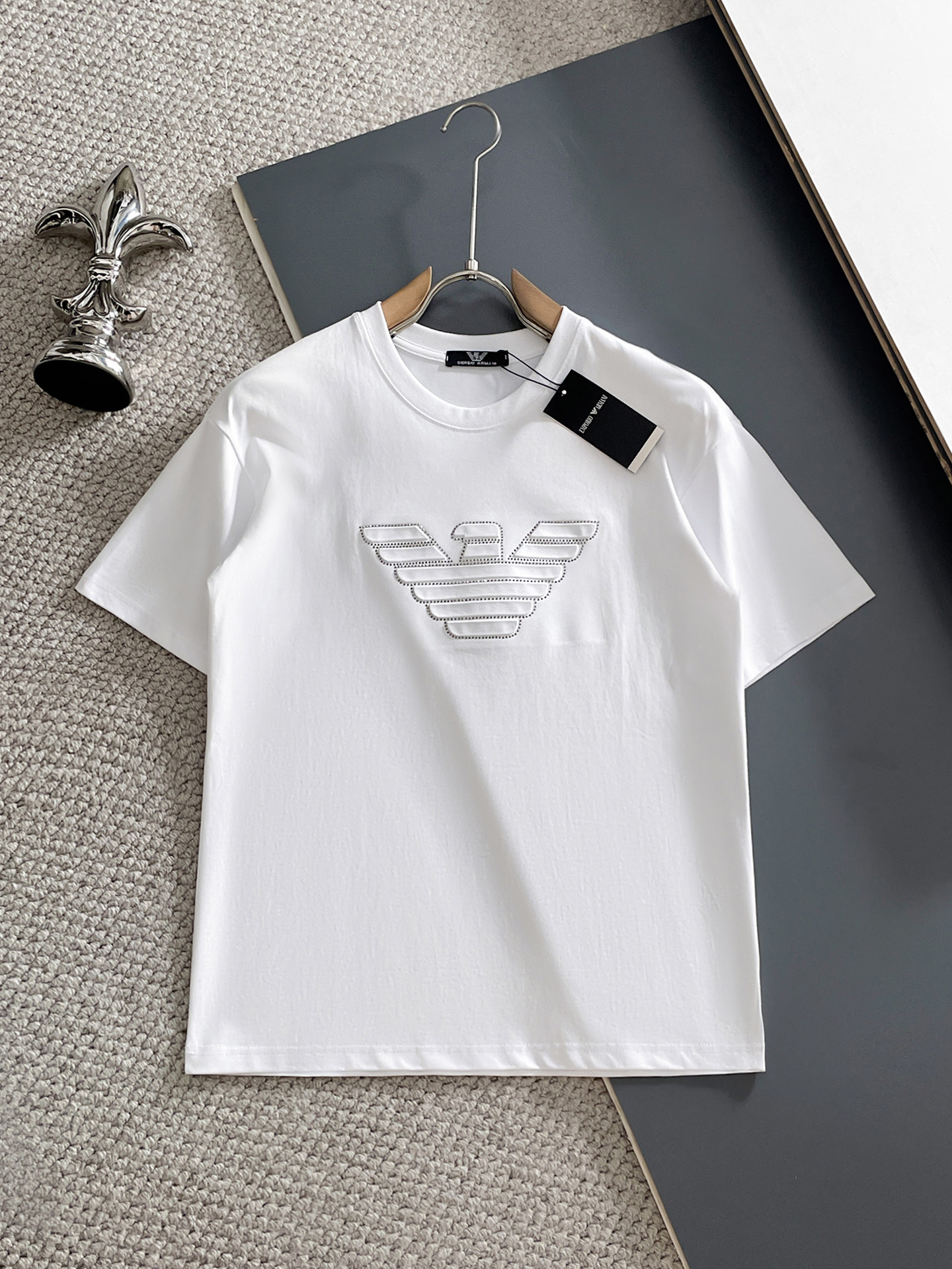 NO:931965,Armani's top product 2026 spring and summer new debut counter latest short-sleeved round neck T-shirt, high-end custom design, avant-garde and fashionable!  The brand logo is designed with heavy craftsmanship. High-end customized 260g fabric. Soft to the touch. Comfortable to wear. Exquisite stitching at the counter level. Fine workmanship. The upper body effect is incomparably handsome!  A must-have item for a stylish man!  Size M-XXXL,,armani,T-shirt,tees,t-shirt,19860909阿玛尼 顶级货品2026春夏新款首发专柜最新款短袖圆领T恤 高端订制 设计前卫时尚！品牌logo重工艺设计 高端定制260克面料.手感柔软.穿着舒适.专柜级别精致车线.做工精细.上身效果无敌帅气！型男必备单品！码数M-XXXL,,armani,T-shirt,tees，t-shirt,,Men's clothing