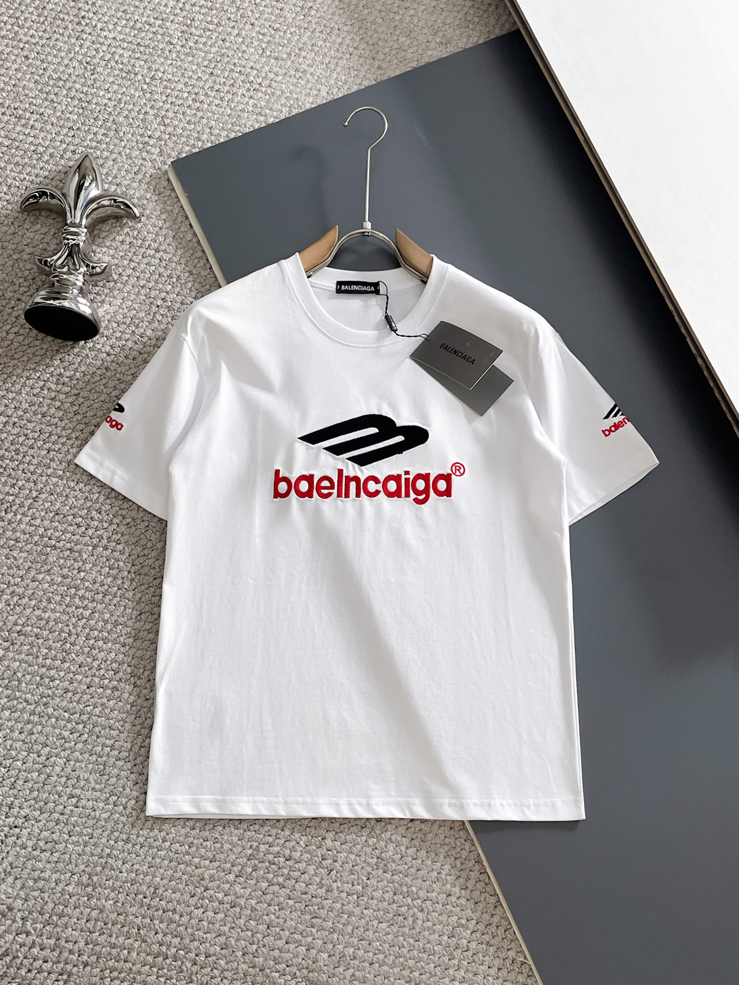 NO:931971,Balenciaga's top products 2026 spring and summer new debut counter latest short-sleeved round neck T-shirt, high-end customization, avant-garde and fashionable design!  The brand logo is designed with heavy craftsmanship. High-end customized 260g fabric. Soft to the touch. Comfortable to wear. Exquisite stitching at the counter level. Fine workmanship. The upper body effect is incomparably handsome!  A must-have item for a stylish man!  Size M-XXXL,,balenciaga,T-shirt,tees,t-shirt,19860909巴黎世家 顶级货品2026春夏新款首发专柜最新款短袖圆领T恤 高端订制 设计前卫时尚！品牌logo重工艺设计 高端定制260克面料.手感柔软.穿着舒适.专柜级别精致车线.做工精细.上身效果无敌帅气！型男必备单品！码数M-XXXL,,balenciaga,T-shirt,tees，t-shirt,,Men's clothing