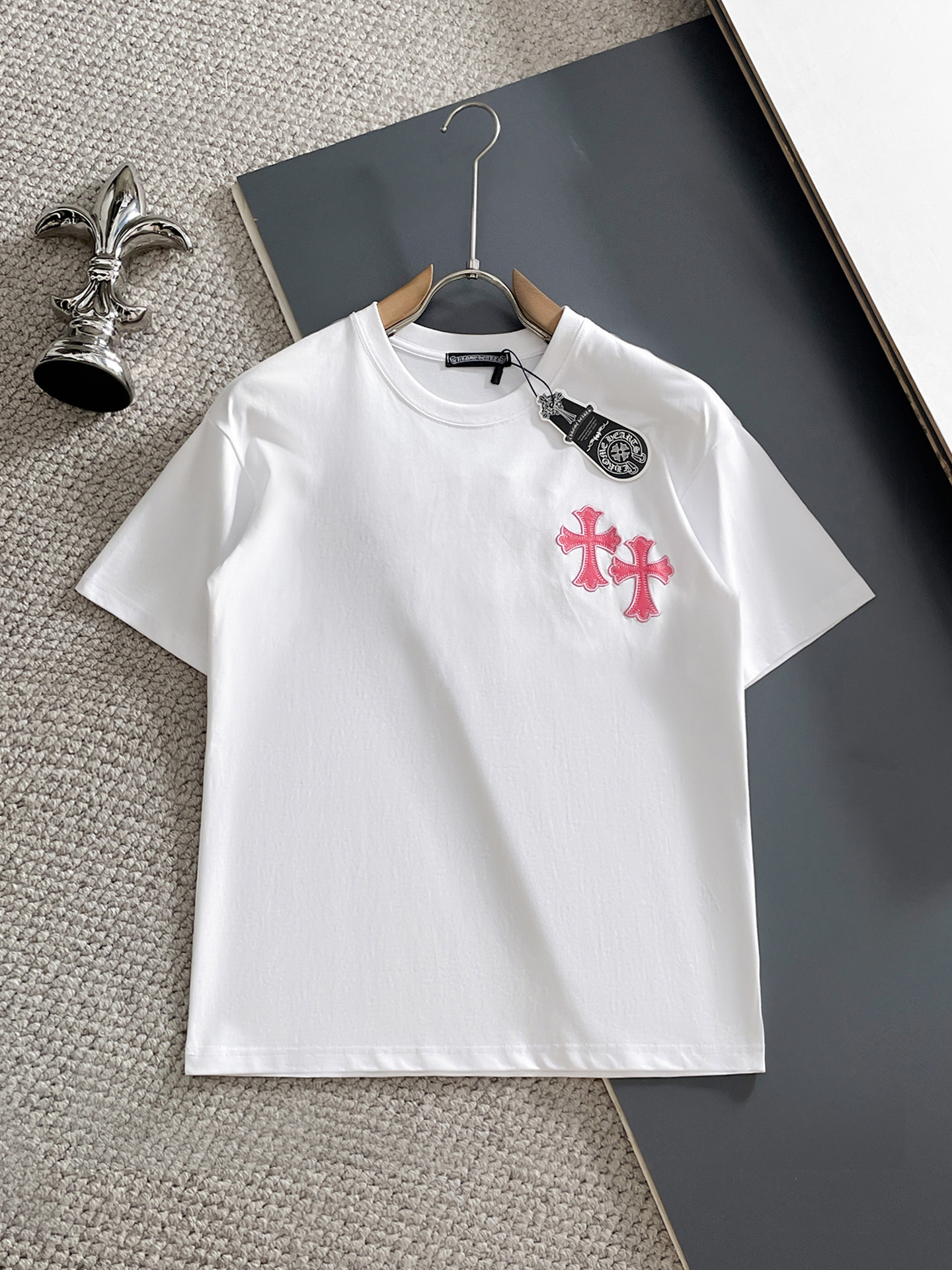NO:931983,Croxin's top products 2026 spring and summer new debut counter, the latest short-sleeved round neck T-shirt, high-end customization, avant-garde and fashionable design!  The brand logo is designed with heavy craftsmanship. High-end customized 260g fabric. Soft to the touch. Comfortable to wear. Exquisite stitching at the counter level. Fine workmanship. The upper body effect is incomparably handsome!  A must-have item for a stylish man!  Size M-XXXL,,chrome hearts,T-shirt,tees,t-shirt,19860909克罗心顶级货品2026春夏新款首发专柜最新款短袖圆领T恤 高端订制 设计前卫时尚！品牌logo重工艺设计 高端定制260克面料.手感柔软.穿着舒适.专柜级别精致车线.做工精细.上身效果无敌帅气！型男必备单品！码数M-XXXL,,chrome hearts,T-shirt,tees，t-shirt,,Men's clothing