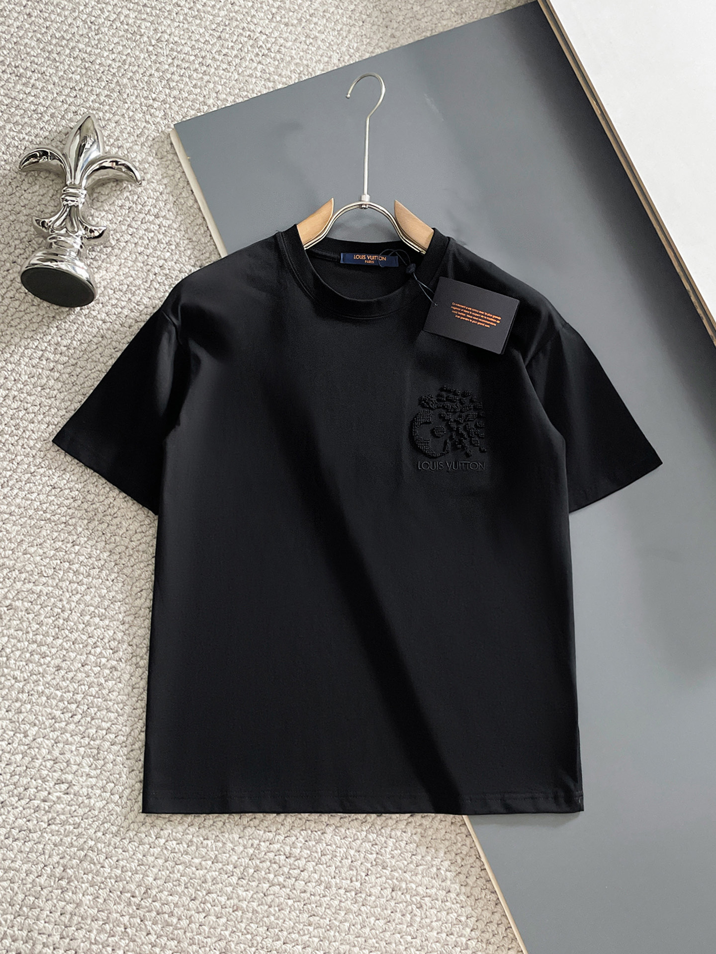 NO:931989,LV top products 2026 spring and summer new debut counter latest short-sleeved round neck T-shirt, high-end customization, avant-garde and fashionable design!  The brand logo is designed with heavy craftsmanship. High-end customized 260g fabric. Soft to the touch. Comfortable to wear. Exquisite stitching at the counter level. Fine workmanship. The upper body effect is incomparably handsome!  A must-have item for a stylish man!  Size M-XXXL,,louis vuitton,T-shirt,tees,t-shirt,19860909LV顶级货品2026春夏新款首发专柜最新款短袖圆领T恤 高端订制 设计前卫时尚！品牌logo重工艺设计 高端定制260克面料.手感柔软.穿着舒适.专柜级别精致车线.做工精细.上身效果无敌帅气！型男必备单品！码数M-XXXL,,louis vuitton,T-shirt,tees，t-shirt,,Men's clothing