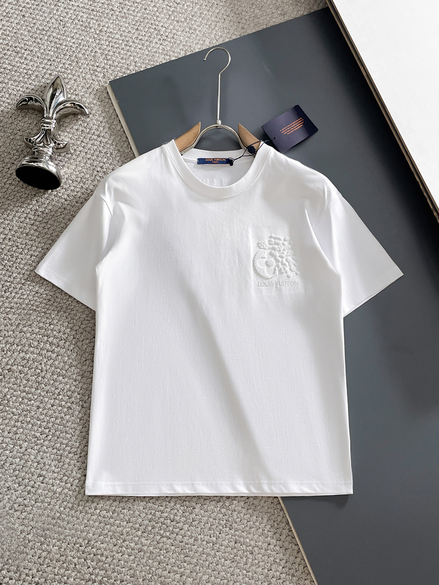 NO:931933,LV top products 2026 spring and summer new debut counter latest short-sleeved round neck T-shirt, high-end customization, avant-garde and fashionable design!  The brand logo is designed with heavy craftsmanship. High-end customized 260g fabric. Soft to the touch. Comfortable to wear. Exquisite stitching at the counter level. Fine workmanship. The upper body effect is incomparably handsome!  A must-have item for a stylish man!  Size M-XXXL,,louis vuitton,T-shirt,tees,t-shirt,19860909LV 顶级货品2026春夏新款首发专柜最新款短袖圆领T恤 高端订制 设计前卫时尚！品牌logo重工艺设计 高端定制260克面料.手感柔软.穿着舒适.专柜级别精致车线.做工精细.上身效果无敌帅气！型男必备单品！码数M-XXXL,,louis vuitton,T-shirt,tees，t-shirt,,Men's clothing