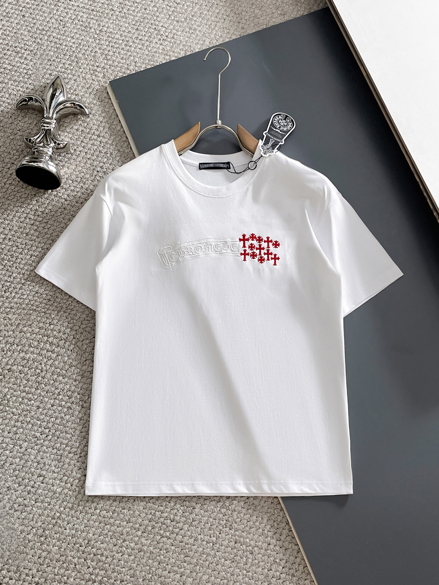 NO:931940,Croxin's top products 2026 spring and summer new debut counter, the latest short-sleeved round neck T-shirt, high-end customization, avant-garde and fashionable design!  The brand logo is designed with heavy craftsmanship. High-end customized 260g fabric. Soft to the touch. Comfortable to wear. Exquisite stitching at the counter level. Fine workmanship. The upper body effect is incomparably handsome!  A must-have item for a stylish man!  Size M-XXXL,,chrome hearts,T-shirt,tees,t-shirt,19860909克罗心顶级货品2026春夏新款首发专柜最新款短袖圆领T恤 高端订制 设计前卫时尚！品牌logo重工艺设计 高端定制260克面料.手感柔软.穿着舒适.专柜级别精致车线.做工精细.上身效果无敌帅气！型男必备单品！码数M-XXXL,,chrome hearts,T-shirt,tees，t-shirt,,Men's clothing