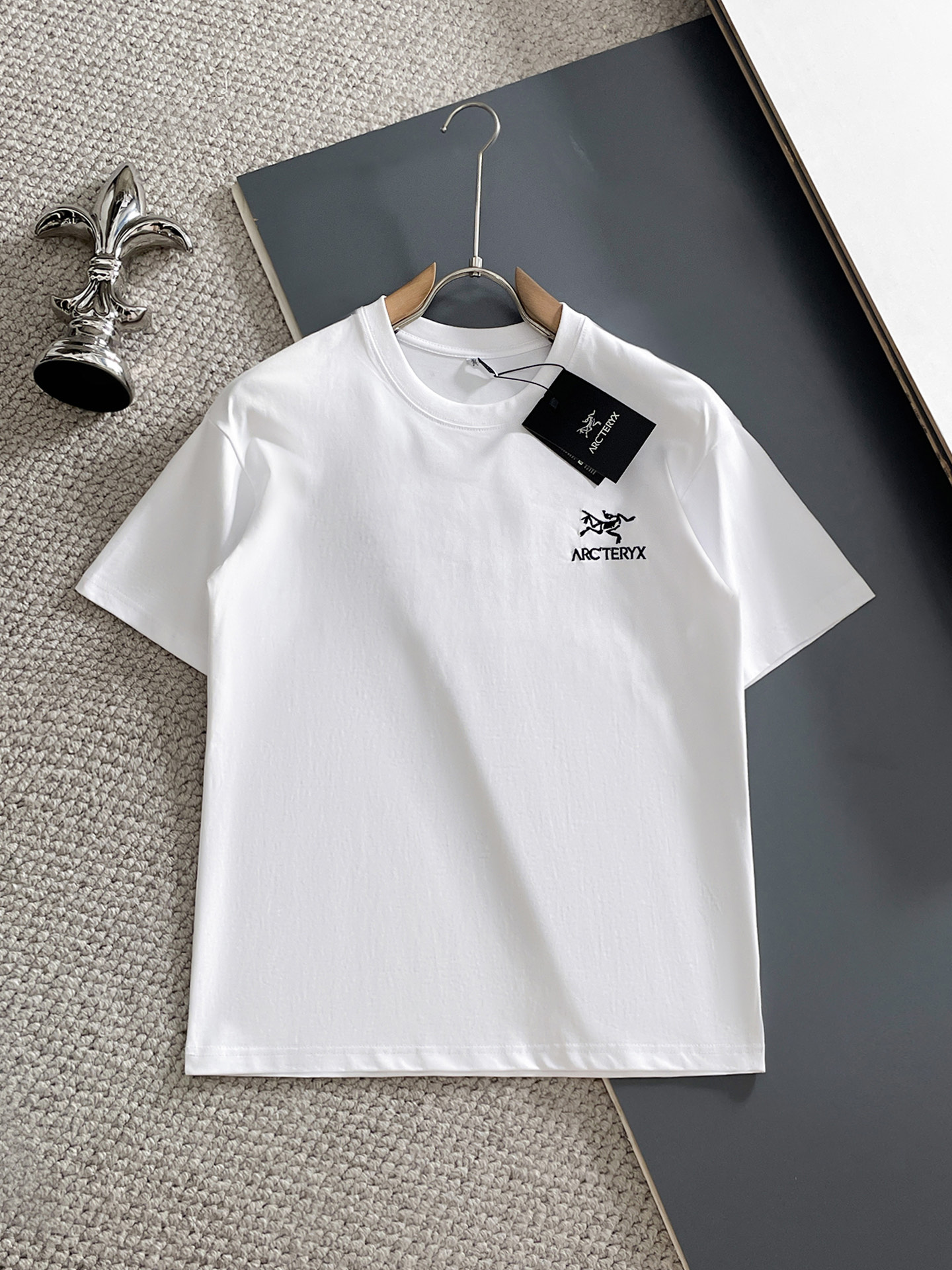 NO:931947,Arc'teryx's top products 2026 spring and summer new debut counter, the latest short-sleeved round neck T-shirt, high-end custom design, avant-garde and fashionable!  The brand logo is designed with heavy craftsmanship. High-end customized 260g fabric. Soft to the touch. Comfortable to wear. Exquisite stitching at the counter level. Fine workmanship. The upper body effect is incomparably handsome!  A must-have item for a stylish man!  Size M-XXXL,arc'teryx,T-shirt,tees,t-shirt,19860909始祖鸟顶级货品2026春夏新款首发专柜最新款短袖圆领T恤 高端订制 设计前卫时尚！品牌logo重工艺设计 高端定制260克面料.手感柔软.穿着舒适.专柜级别精致车线.做工精细.上身效果无敌帅气！型男必备单品！码数M-XXXL,arc'teryx,T-shirt,tees，t-shirt,,Men's clothing