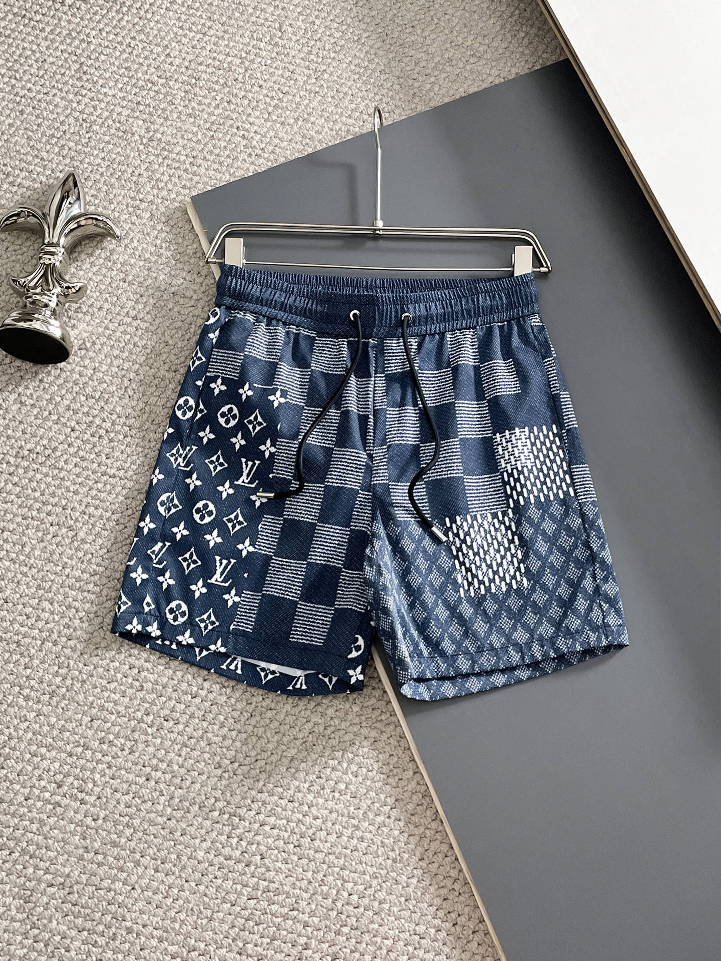 NO:932025,LV three-standard complete 2026 summer new men's casual shorts, advanced custom-made breathable fabrics, extremely breathable, elastic and comfortable, impeccable details, top-grade accessories, original logo design concept, delicate and soft feel!  The upper body shape is awesome!  Sizes M-XXXL, please state your height and weight when ordering,,louis vuitton,shorts,19860909LV 三标齐全 2026夏季新款男士休闲短裤,高级定制面料透气面料 透气弹力舒适度极高,细节无可挑剔,顶级辅料配备,原版logo设计理念,手感细腻柔软！上身版型超赞！尺码M-XXXL下单报身高体重,,louis vuitton,shorts,,Men's clothing