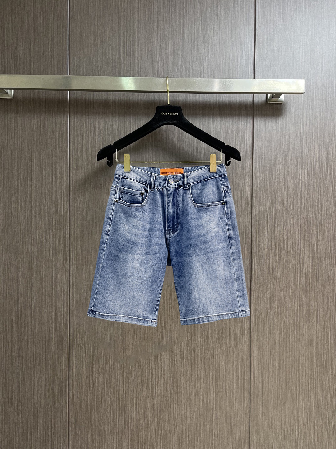 NO:835649,Fendi 2026 new summer men's denim shorts, heavy craftsmanship, advanced custom fabrics, breathable fabrics, extremely breathable, elastic and comfortable, impeccable details, top accessories, original logo design concept, delicate and soft feel!  The upper body fit is awesome!  Size 29-36.,,fendi,shorts,19860909芬迪 2026夏季新款男士牛仔短裤,重工艺高级定制面料透气面料 透气弹力舒适度极高,细节无可挑剔,顶级辅料配备,原版logo设计理念,手感细腻柔软！上身版型超赞！尺码29-36.,,fendi,shorts,,Men's clothing