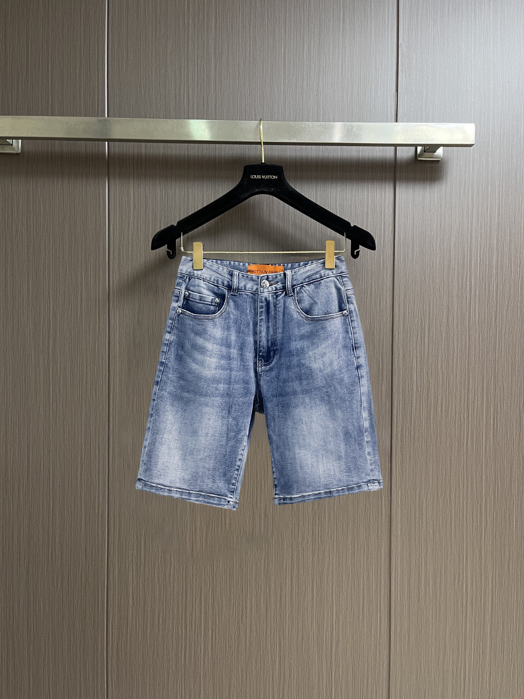 NO:835655,Croxin 2026 new summer men's denim shorts, heavy craftsmanship, advanced custom fabrics, breathable fabrics, extremely breathable, elastic and comfortable, impeccable details, top accessories, original logo design concept, delicate and soft feel!  The upper body fit is awesome!  Size 29-36.,,chrome hearts,shorts,19860909克罗心 2026夏季新款男士牛仔短裤,重工艺高级定制面料透气面料 透气弹力舒适度极高,细节无可挑剔,顶级辅料配备,原版logo设计理念,手感细腻柔软！上身版型超赞！尺码29-36.,,chrome hearts,shorts,,Men's clothing