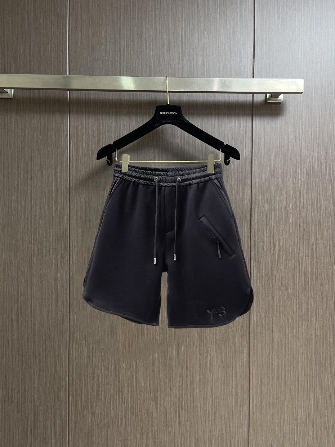 NO:835661,Y3 complete three standards 2026 new summer men's casual shorts, advanced custom-made breathable fabrics, extremely breathable, elastic and comfortable, impeccable details, top-grade accessories, original logo design concept, delicate and soft feel!  The upper body fit is awesome!  Sizes M-XXXL, please state your height and weight when ordering,,shorts,19860909Y3 三标齐全 2026夏季新款男士休闲短裤,高级定制面料透气面料 透气弹力舒适度极高,细节无可挑剔,顶级辅料配备,原版logo设计理念,手感细腻柔软！上身版型超赞！尺码M-XXXL下单报身高体重,,shorts,,Men's clothing
