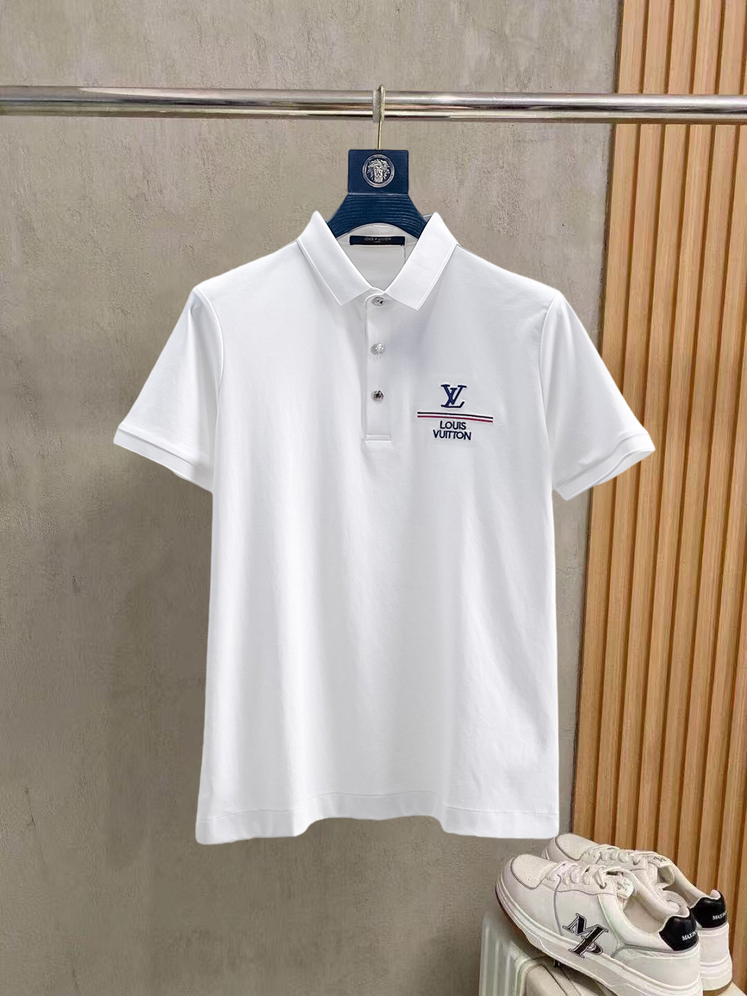 NO:836487,LV 2026ss summer new letter logo men’s lapel Polo shirt!  Classic business men's style, the ceiling-level business men's style of high-end men's clothing!  Simple and fashionable yet elegant, it looks great when worn alone, and quality control/details control can be taken away with your eyes closed. It is low-key, luxurious and connotative!  The custom-woven mesh pique cotton fabric supplied by the customer is carefully made. The mesh texture is evenly arranged on the surface of the fabric. It has excellent breathability and heat dissipation and perspiration. The upper body comfort is completely better than ordinary single-sided jersey tissue!  The classic brand LOGO on the chest is made with top-notch craftsmanship. The LOGO is three-dimensional, clear and full, and has extraordinary texture. Whether it is worn as an inner layer or worn alone, it is a classic product!  The exquisite tailoring process, every detail is handled very standard and delicately, which cannot be compared with other low-end products on the market. It is a must-have basic and versatile Polo shirt for men!  Various colors, sizes M-4xl, Louis Vuitton,19860909LV 2026ss夏季新款字母logo男士翻领Polo衫！经典商务男款,高端男装的天花板级别的商务男款！简约时尚大气不失优雅,单穿内搭体面过人,品质控/细节控的闭眼带走,低调又奢华有内涵！ 客供定织网眼珠地棉布精心制成,面料表面排列均匀整齐的网眼纹理,透气性和散热排汗性极佳,上身舒适程度完全优于普通单面汗布组织！胸前经典的品牌LOGO标识,采用顶级工艺打造,LOGO立体清晰饱满,质感非凡的特质,无论是内搭还是单穿都是一款经典领域的产品！精妙绝伦的裁剪工艺,每一个细节处理的非常标准细腻,非市面一般LOW货可以媲美的,男士必入基础百搭款Polo衫推荐！ 颜色多颜色 尺码M-4xl,,louis vuitton,,Men's clothing