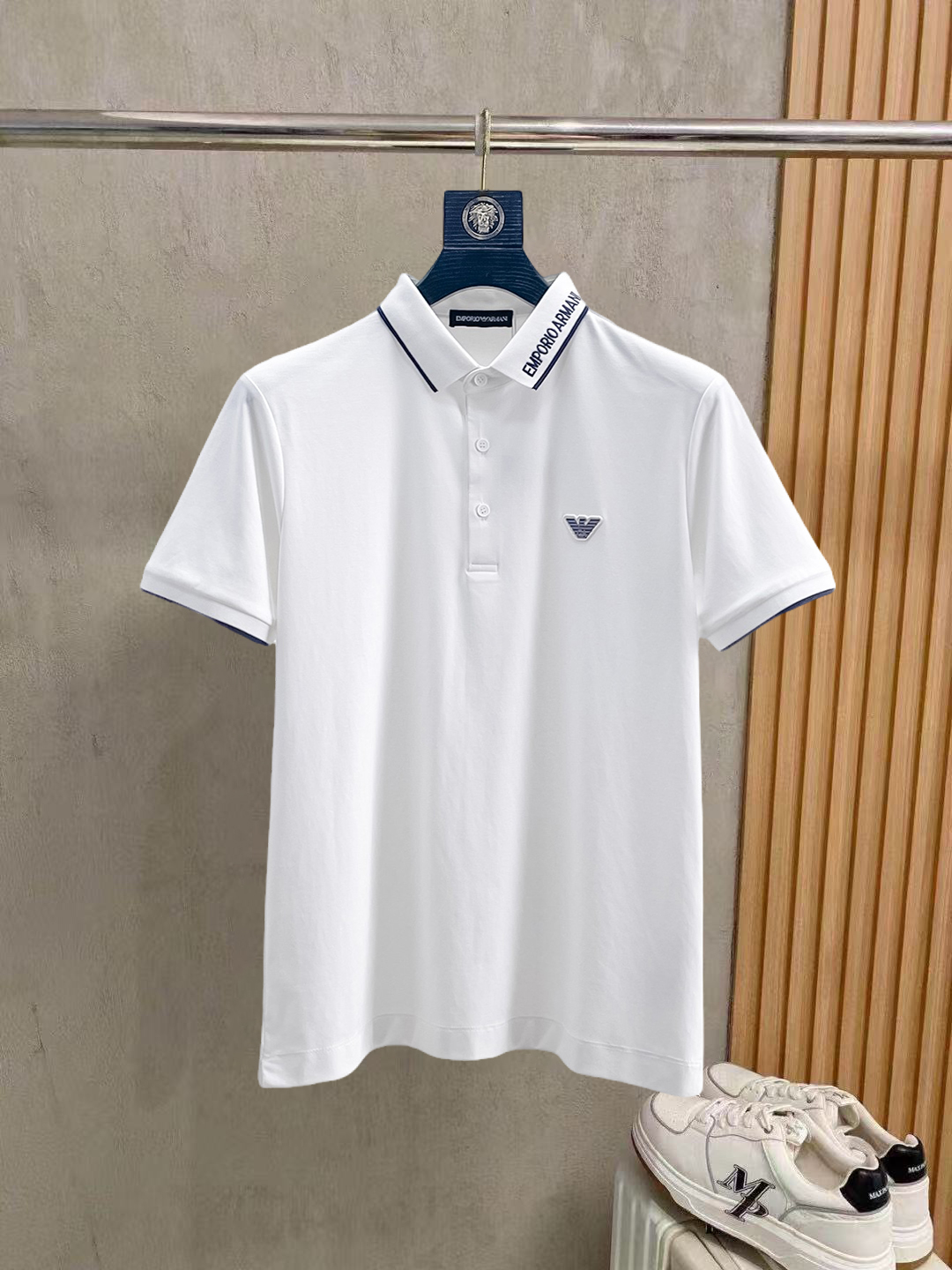 NO:836453,Armani 2026ss summer new letter logo men's lapel Polo shirt!  Classic business men's style, the ceiling-level business men's style of high-end men's clothing!  Simple and fashionable yet elegant, it looks great when worn alone, and quality control/details control can be taken away with your eyes closed. It is low-key, luxurious and connotative!  The custom-woven mesh pique cotton fabric supplied by the customer is carefully made. The mesh texture is evenly arranged on the surface of the fabric. It has excellent breathability and heat dissipation and perspiration. The upper body comfort is completely better than ordinary single-sided jersey tissue!  The classic brand LOGO on the chest is made with top-notch craftsmanship. The LOGO is three-dimensional, clear and full, and has extraordinary texture. Whether it is worn as an inner layer or worn alone, it is a classic product!  The exquisite tailoring process, every detail is handled very standard and delicately, which cannot be compared with other low-end products on the market. It is a must-have basic and versatile Polo shirt for men!  Available in multiple colors, sizes M-4xl, armani,19860909阿玛尼 2026ss夏季新款字母logo男士翻领Polo衫！经典商务男款,高端男装的天花板级别的商务男款！简约时尚大气不失优雅,单穿内搭体面过人,品质控/细节控的闭眼带走,低调又奢华有内涵！ 客供定织网眼珠地棉布精心制成,面料表面排列均匀整齐的网眼纹理,透气性和散热排汗性极佳,上身舒适程度完全优于普通单面汗布组织！胸前经典的品牌LOGO标识,采用顶级工艺打造,LOGO立体清晰饱满,质感非凡的特质,无论是内搭还是单穿都是一款经典领域的产品！精妙绝伦的裁剪工艺,每一个细节处理的非常标准细腻,非市面一般LOW货可以媲美的,男士必入基础百搭款Polo衫推荐！ 颜色多颜色 尺码M-4xl,,armani,,Men's clothing