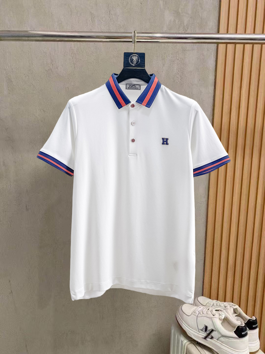 NO:836457,Hermès 2026ss summer new letter logo men’s lapel polo shirt!  Classic business men's style, the ceiling-level business men's style of high-end men's clothing!  Simple and fashionable yet elegant, it looks great when worn alone, and quality control/details control can be taken away with your eyes closed. It is low-key, luxurious and connotative!  The custom-woven mesh pique cotton fabric supplied by the customer is carefully made. The mesh texture is evenly arranged on the surface of the fabric. It has excellent breathability and heat dissipation and perspiration. The upper body comfort is completely better than ordinary single-sided jersey tissue!  The classic brand LOGO on the chest is made with top-notch craftsmanship. The LOGO is three-dimensional, clear and full, and has extraordinary texture. Whether it is worn as an inner layer or worn alone, it is a classic product!  The exquisite tailoring process, every detail is handled very standard and delicately, which cannot be compared with other low-end products on the market. It is a must-have basic and versatile Polo shirt for men!  Available in multiple colors, sizes M-4xl, hermes,19860909爱马仕 2026ss夏季新款字母logo男士翻领Polo衫！经典商务男款,高端男装的天花板级别的商务男款！简约时尚大气不失优雅,单穿内搭体面过人,品质控/细节控的闭眼带走,低调又奢华有内涵！ 客供定织网眼珠地棉布精心制成,面料表面排列均匀整齐的网眼纹理,透气性和散热排汗性极佳,上身舒适程度完全优于普通单面汗布组织！胸前经典的品牌LOGO标识,采用顶级工艺打造,LOGO立体清晰饱满,质感非凡的特质,无论是内搭还是单穿都是一款经典领域的产品！精妙绝伦的裁剪工艺,每一个细节处理的非常标准细腻,非市面一般LOW货可以媲美的,男士必入基础百搭款Polo衫推荐！ 颜色多颜色 尺码M-4xl,,hermes,,Men's clothing