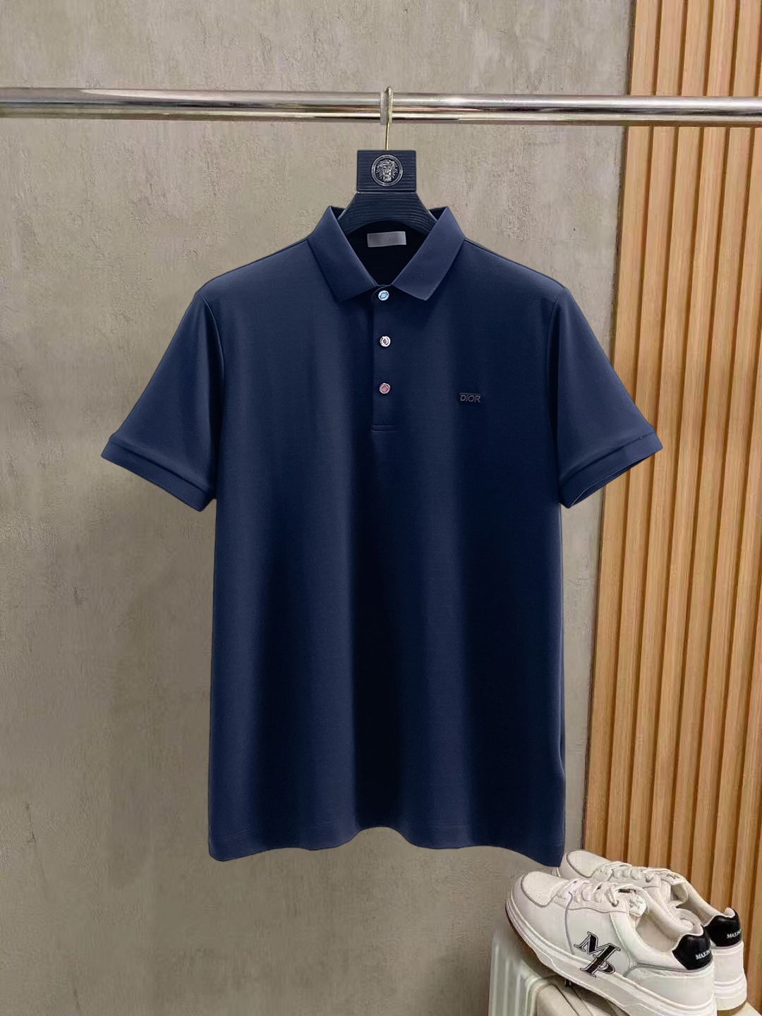 NO:836461,Dior 2026ss summer new letter logo men's lapel Polo shirt!  Classic business men's style, the ceiling-level business men's style of high-end men's clothing!  Simple and fashionable yet elegant, it looks great when worn alone, and quality control/details control can be taken away with your eyes closed. It is low-key, luxurious and connotative!  The custom-woven mesh pique cotton fabric supplied by the customer is carefully made. The mesh texture is evenly arranged on the surface of the fabric. It has excellent breathability and heat dissipation and perspiration. The upper body comfort is completely better than ordinary single-sided jersey tissue!  The classic brand LOGO on the chest is made with top-notch craftsmanship. The LOGO is three-dimensional, clear and full, and has extraordinary texture. Whether it is worn as an inner layer or worn alone, it is a classic product!  The exquisite tailoring process, every detail is handled very standard and delicately, which cannot be compared with other low-end products on the market. It is a must-have basic and versatile Polo shirt for men!  Various colors, sizes M-4xl, dior,19860909迪奥 2026ss夏季新款字母logo男士翻领Polo衫！经典商务男款,高端男装的天花板级别的商务男款！简约时尚大气不失优雅,单穿内搭体面过人,品质控/细节控的闭眼带走,低调又奢华有内涵！ 客供定织网眼珠地棉布精心制成,面料表面排列均匀整齐的网眼纹理,透气性和散热排汗性极佳,上身舒适程度完全优于普通单面汗布组织！胸前经典的品牌LOGO标识,采用顶级工艺打造,LOGO立体清晰饱满,质感非凡的特质,无论是内搭还是单穿都是一款经典领域的产品！精妙绝伦的裁剪工艺,每一个细节处理的非常标准细腻,非市面一般LOW货可以媲美的,男士必入基础百搭款Polo衫推荐！ 颜色多颜色 尺码M-4xl,,dior,,Men's clothing