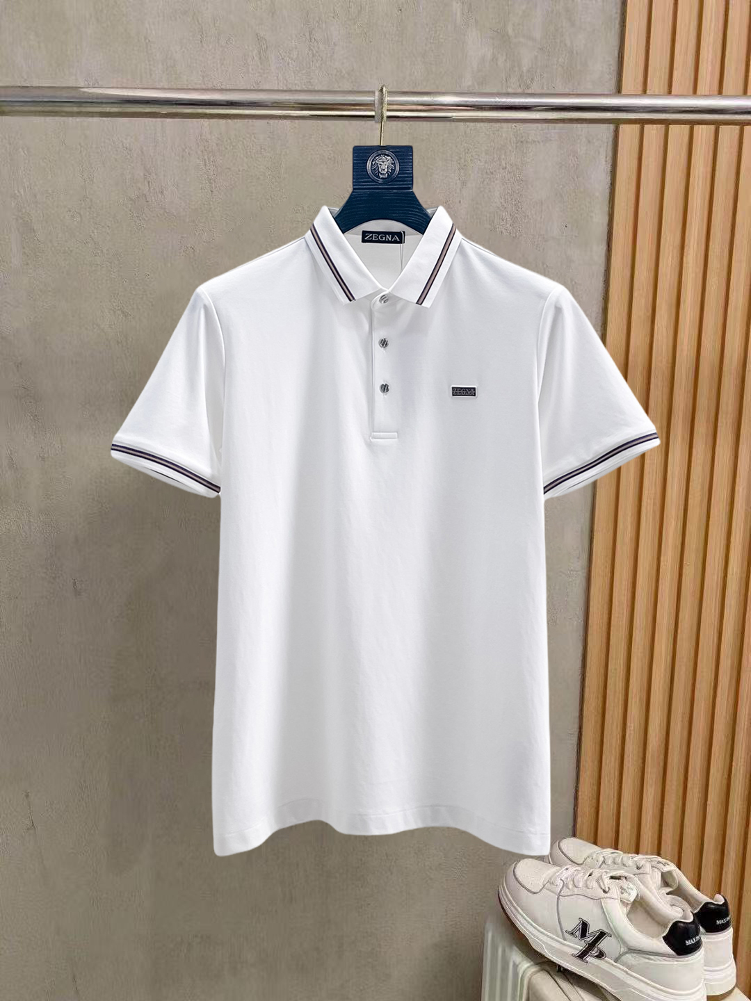 NO:836465,Ermenegildo Zegna 2026ss summer new letter logo men's lapel Polo shirt!  Classic business men's style, the ceiling-level business men's style of high-end men's clothing!  Simple and fashionable yet elegant, it looks great when worn alone, and quality control/details control can be taken away with your eyes closed. It is low-key, luxurious and connotative!  The custom-woven mesh pique cotton fabric supplied by the customer is carefully made. The mesh texture is evenly arranged on the surface of the fabric. It has excellent breathability and heat dissipation and perspiration. The upper body comfort is completely better than ordinary single-sided jersey tissue!  The classic brand LOGO on the chest is made with top-notch craftsmanship. The LOGO is three-dimensional, clear and full, and has extraordinary texture. Whether it is worn as an inner layer or worn alone, it is a classic product!  The exquisite tailoring process, every detail is handled very standard and delicately, which cannot be compared with other low-end products on the market. It is a must-have basic and versatile Polo shirt for men!  Various colors, sizes M-4xl,,zegna,19860909杰尼亚 2026ss夏季新款字母logo男士翻领Polo衫！经典商务男款,高端男装的天花板级别的商务男款！简约时尚大气不失优雅,单穿内搭体面过人,品质控/细节控的闭眼带走,低调又奢华有内涵！ 客供定织网眼珠地棉布精心制成,面料表面排列均匀整齐的网眼纹理,透气性和散热排汗性极佳,上身舒适程度完全优于普通单面汗布组织！胸前经典的品牌LOGO标识,采用顶级工艺打造,LOGO立体清晰饱满,质感非凡的特质,无论是内搭还是单穿都是一款经典领域的产品！精妙绝伦的裁剪工艺,每一个细节处理的非常标准细腻,非市面一般LOW货可以媲美的,男士必入基础百搭款Polo衫推荐！ 颜色多颜色 尺码M-4xl,,zegna,,Men's clothing