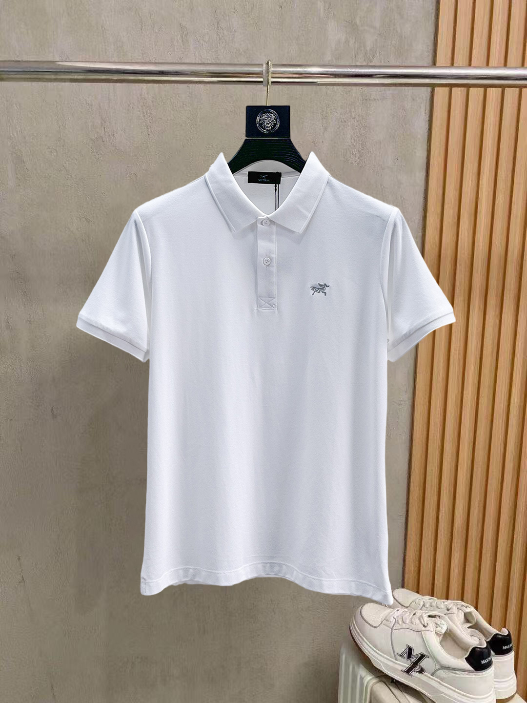 NO:836470,Arc'teryx 2026ss summer new letter logo men's lapel Polo shirt!  Classic business men's style, the ceiling-level business men's style of high-end men's clothing!  Simple and fashionable yet elegant, it looks great when worn alone, and quality control/details control can be taken away with your eyes closed. It is low-key, luxurious and connotative!  The custom-woven mesh pique cotton fabric supplied by the customer is carefully made. The mesh texture is evenly arranged on the surface of the fabric. It has excellent breathability and heat dissipation and perspiration. The upper body comfort is completely better than ordinary single-sided jersey tissue!  The classic brand LOGO on the chest is made with top-notch craftsmanship. The LOGO is three-dimensional, clear and full, and has extraordinary texture. Whether it is worn as an inner layer or worn alone, it is a classic product!  The exquisite tailoring process, every detail is handled very standard and delicately, which cannot be compared with other low-end products on the market. It is a must-have basic and versatile Polo shirt for men!  Various colors, sizes M-3xl, arc'teryx,19860909始祖鸟 2026ss夏季新款字母logo男士翻领Polo衫！经典商务男款,高端男装的天花板级别的商务男款！简约时尚大气不失优雅,单穿内搭体面过人,品质控/细节控的闭眼带走,低调又奢华有内涵！ 客供定织网眼珠地棉布精心制成,面料表面排列均匀整齐的网眼纹理,透气性和散热排汗性极佳,上身舒适程度完全优于普通单面汗布组织！胸前经典的品牌LOGO标识,采用顶级工艺打造,LOGO立体清晰饱满,质感非凡的特质,无论是内搭还是单穿都是一款经典领域的产品！精妙绝伦的裁剪工艺,每一个细节处理的非常标准细腻,非市面一般LOW货可以媲美的,男士必入基础百搭款Polo衫推荐！ 颜色多颜色 尺码M-3xl,arc'teryx,,Men's clothing