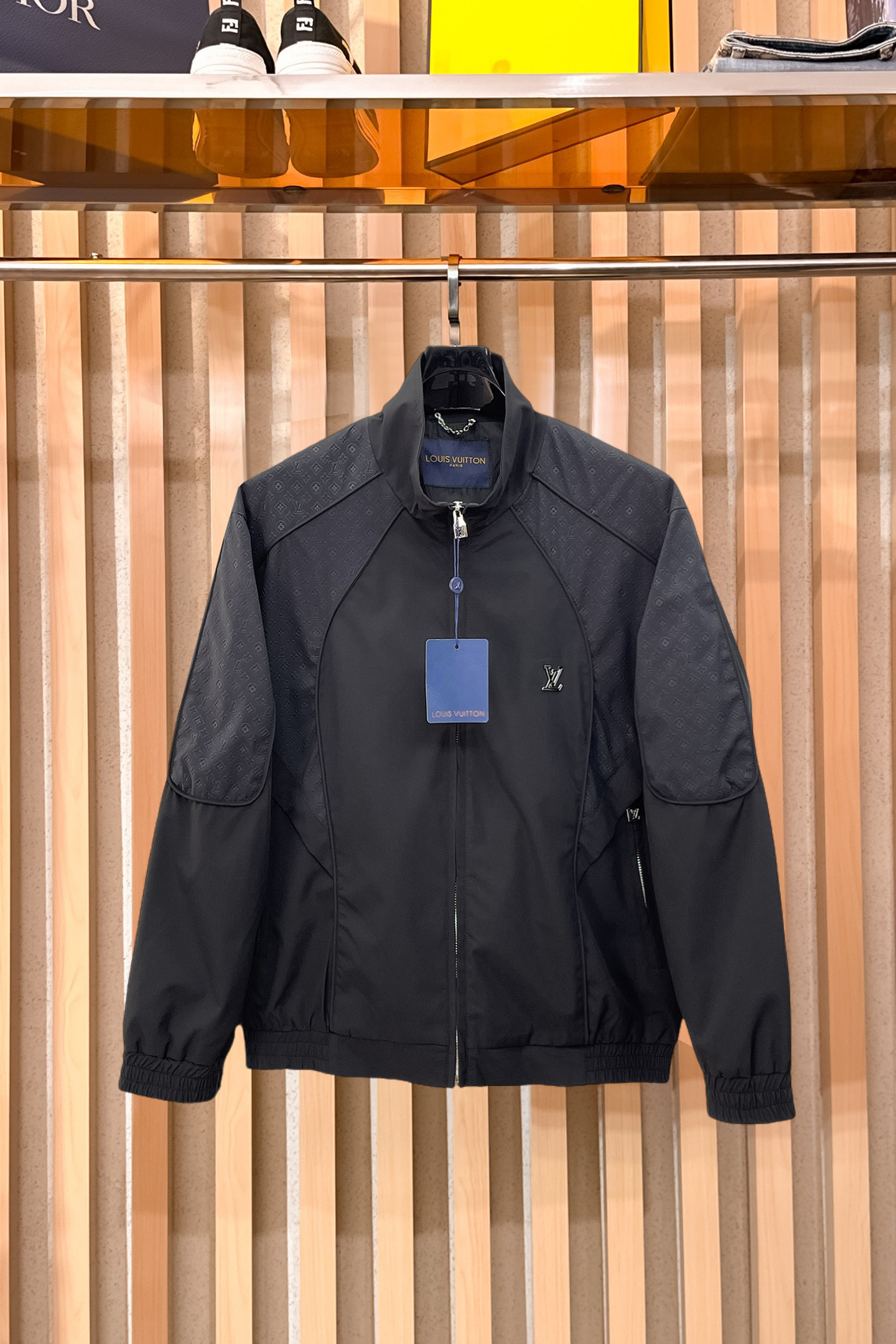 NO:870099,LV 2026 spring new men's jacket. Original 1:1 customized hardware accessories. All imported and original customization. Welcome to compare at the counter. Super soft, super heavy fabric, perfect workmanship. Pay attention to the fabric and super comfortable. Exclusive model. Not available in the market. Same size for men and women. M ~ XXXL,, louis vuitton, jackets & coats, jackets & coats,19860909LV 2026春装新款男士夹克外套 原版1:1订制五金配件全进口原版定制 欢迎专柜对比 超柔软 超级重面料做工杠杠的版型完美 注意面料超舒服 独家款 非市场货 男女同款尺码M ～XXXL,,louis vuitton,jackets & coats,jackets & coats,,Men's clothing