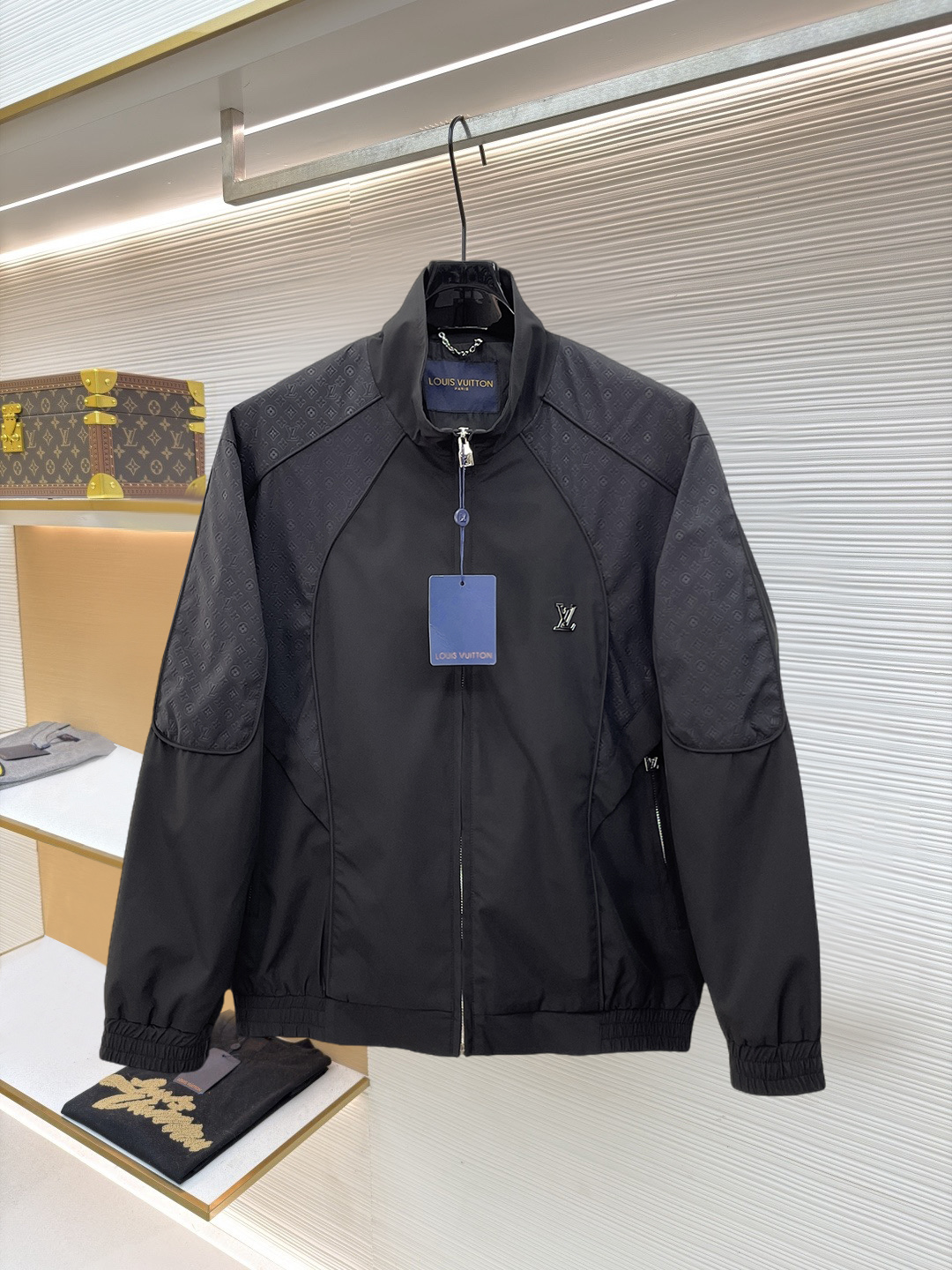 NO:874656,New product LV classic latest design 2026ss home new jacket, the new product on the show is in perfect condition, comfortable and warm, complete with three standards, full and attractive color, very outstanding design, easily upgrades the fashion sense, extremely elegant and rigorous workmanship, neat and meticulous wiring!  A masterpiece from a famous designer!  The upper body does not look bloated and is super handsome!  Available size M ~ XXXL,,louis vuitton,jackets & coats,jackets & coats,19860909新品 LV 经典最新设计款 2026ss 家新款夹克外套,秀场新品品相非常完美,舒适保暖,三标齐全色泽饱满诱人,非常出彩的设计,轻松将时髦感进阶,做工极为考究严谨,走线工整细致！大牌设计师巨作！上身不显臃肿、超级帅气！现货码数M ～ XXXL,,louis vuitton,jackets & coats,jackets & coats,,Men's clothing