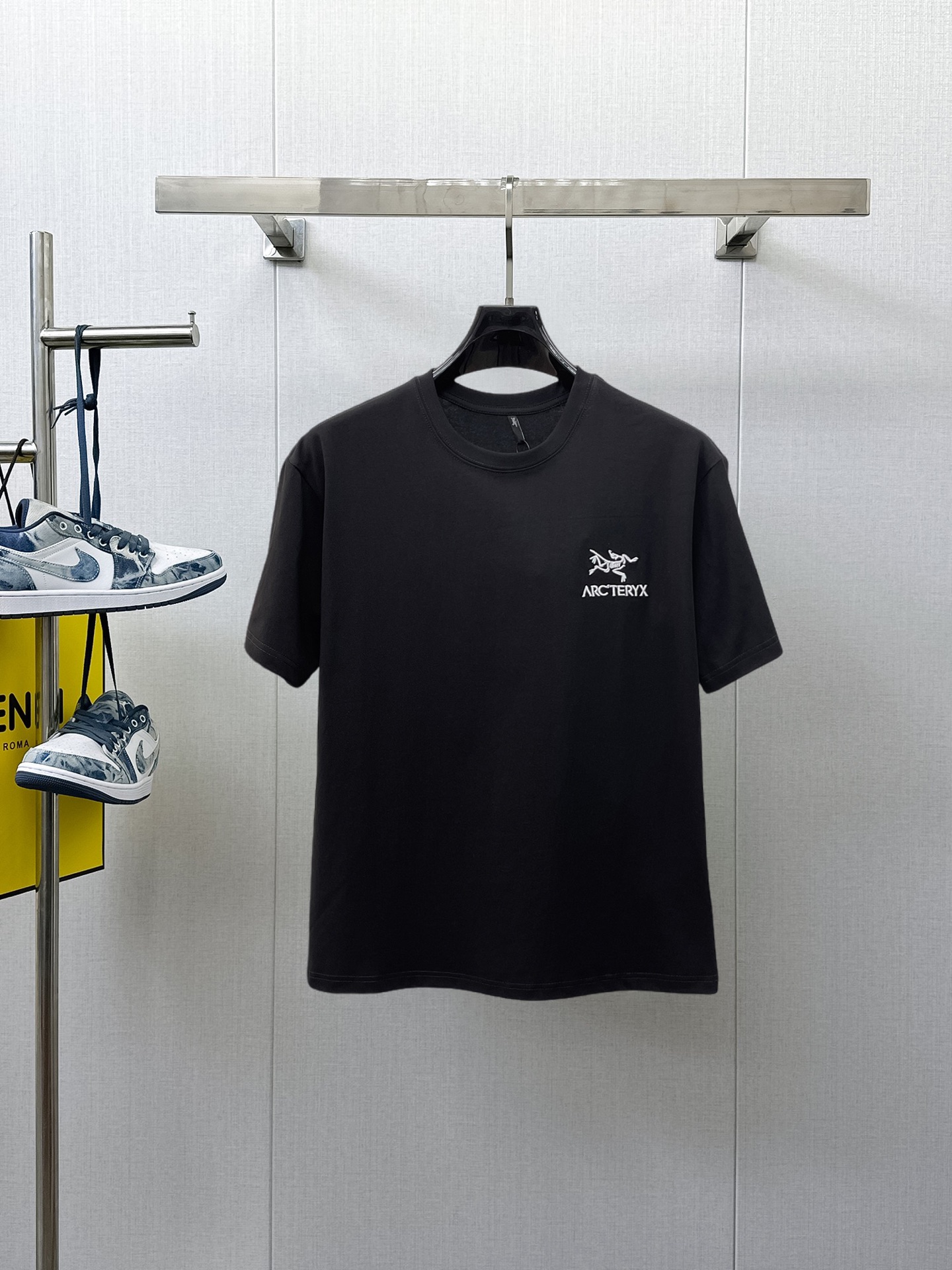 NO:933200,Arc'teryx's top products 2026 spring and summer new debut counter, the latest short-sleeved round neck T-shirt, high-end custom design, avant-garde and fashionable!  The brand logo is designed with heavy craftsmanship. High-end customized 260g fabric. Soft to the touch. Comfortable to wear. Exquisite stitching at the counter level. Fine workmanship. The upper body effect is incomparably handsome!  A must-have item for a stylish man!  Size M-XXXL,arc'teryx,T-shirt,tees,t-shirt,19860909始祖鸟顶级货品2026春夏新款首发专柜最新款短袖圆领T恤 高端订制 设计前卫时尚！品牌logo重工艺设计 高端定制260克面料.手感柔软.穿着舒适.专柜级别精致车线.做工精细.上身效果无敌帅气！型男必备单品！码数M-XXXL,arc'teryx,T-shirt,tees，t-shirt,,Men's clothing