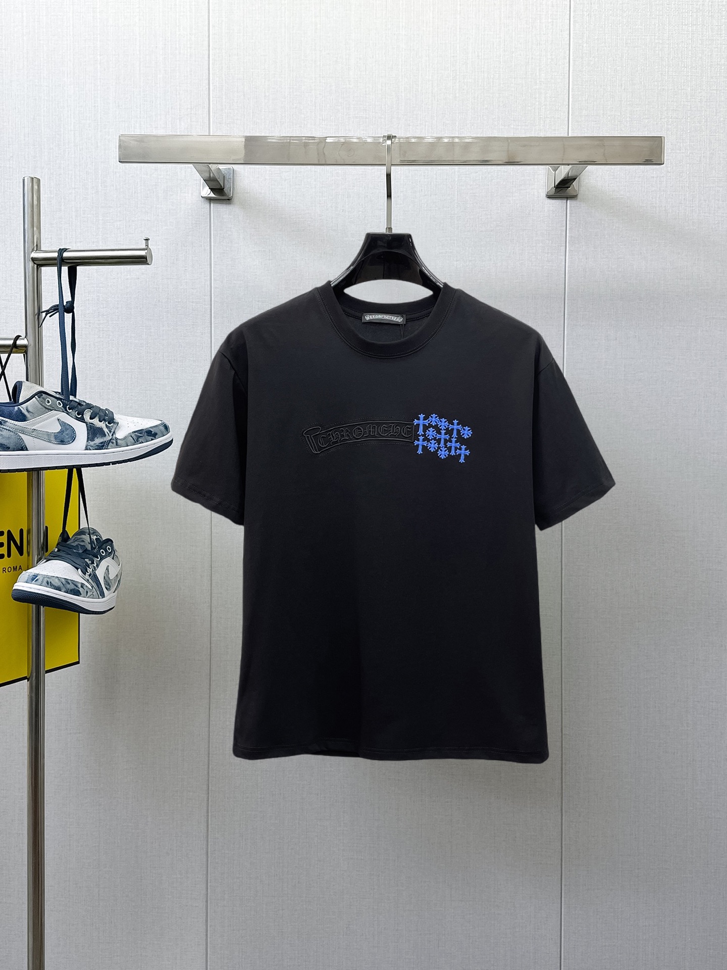 NO:933206,Croxin's top products 2026 spring and summer new debut counter, the latest short-sleeved round neck T-shirt, high-end customization, avant-garde and fashionable design!  The brand logo is designed with heavy craftsmanship. High-end customized 260g fabric. Soft to the touch. Comfortable to wear. Exquisite stitching at the counter level. Fine workmanship. The upper body effect is incomparably handsome!  A must-have item for a stylish man!  Size M-XXXL,,chrome hearts,T-shirt,tees,t-shirt,19860909克罗心顶级货品2026春夏新款首发专柜最新款短袖圆领T恤 高端订制 设计前卫时尚！品牌logo重工艺设计 高端定制260克面料.手感柔软.穿着舒适.专柜级别精致车线.做工精细.上身效果无敌帅气！型男必备单品！码数M-XXXL,,chrome hearts,T-shirt,tees，t-shirt,,Men's clothing