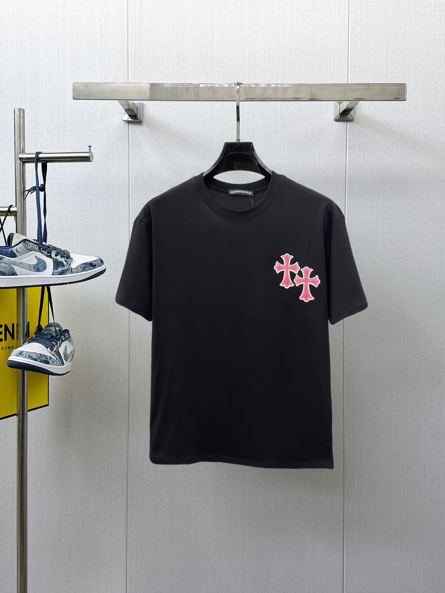 NO:933220,Croxin's top products 2026 spring and summer new debut counter, the latest short-sleeved round neck T-shirt, high-end customization, avant-garde and fashionable design!  The brand logo is designed with heavy craftsmanship. High-end customized 260g fabric. Soft to the touch. Comfortable to wear. Exquisite stitching at the counter level. Fine workmanship. The upper body effect is incomparably handsome!  A must-have item for a stylish man!  Size M-XXXL,,chrome hearts,T-shirt,tees,t-shirt,19860909克罗心顶级货品2026春夏新款首发专柜最新款短袖圆领T恤 高端订制 设计前卫时尚！品牌logo重工艺设计 高端定制260克面料.手感柔软.穿着舒适.专柜级别精致车线.做工精细.上身效果无敌帅气！型男必备单品！码数M-XXXL,,chrome hearts,T-shirt,tees，t-shirt,,Men's clothing