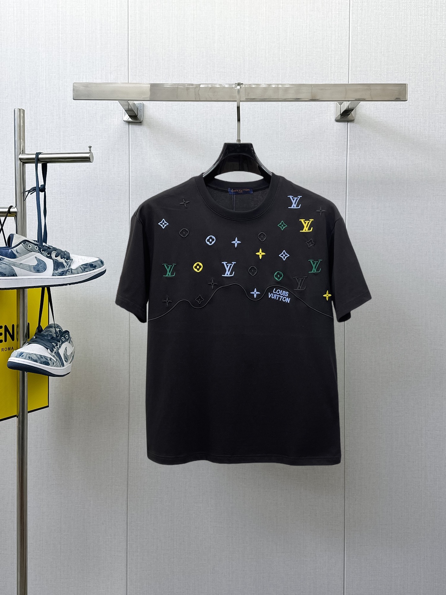 NO:933226,LV top products 2026 spring and summer new debut counter latest short-sleeved round neck T-shirt, high-end customization, avant-garde and fashionable design!  The brand logo is designed with heavy craftsmanship. High-end customized 260g fabric. Soft to the touch. Comfortable to wear. Exquisite stitching at the counter level. Fine workmanship. The upper body effect is incomparably handsome!  A must-have item for a stylish man!  Size M-XXXL,,louis vuitton,T-shirt,tees,t-shirt,19860909LV顶级货品2026春夏新款首发专柜最新款短袖圆领T恤 高端订制 设计前卫时尚！品牌logo重工艺设计 高端定制260克面料.手感柔软.穿着舒适.专柜级别精致车线.做工精细.上身效果无敌帅气！型男必备单品！码数M-XXXL,,louis vuitton,T-shirt,tees，t-shirt,,Men's clothing