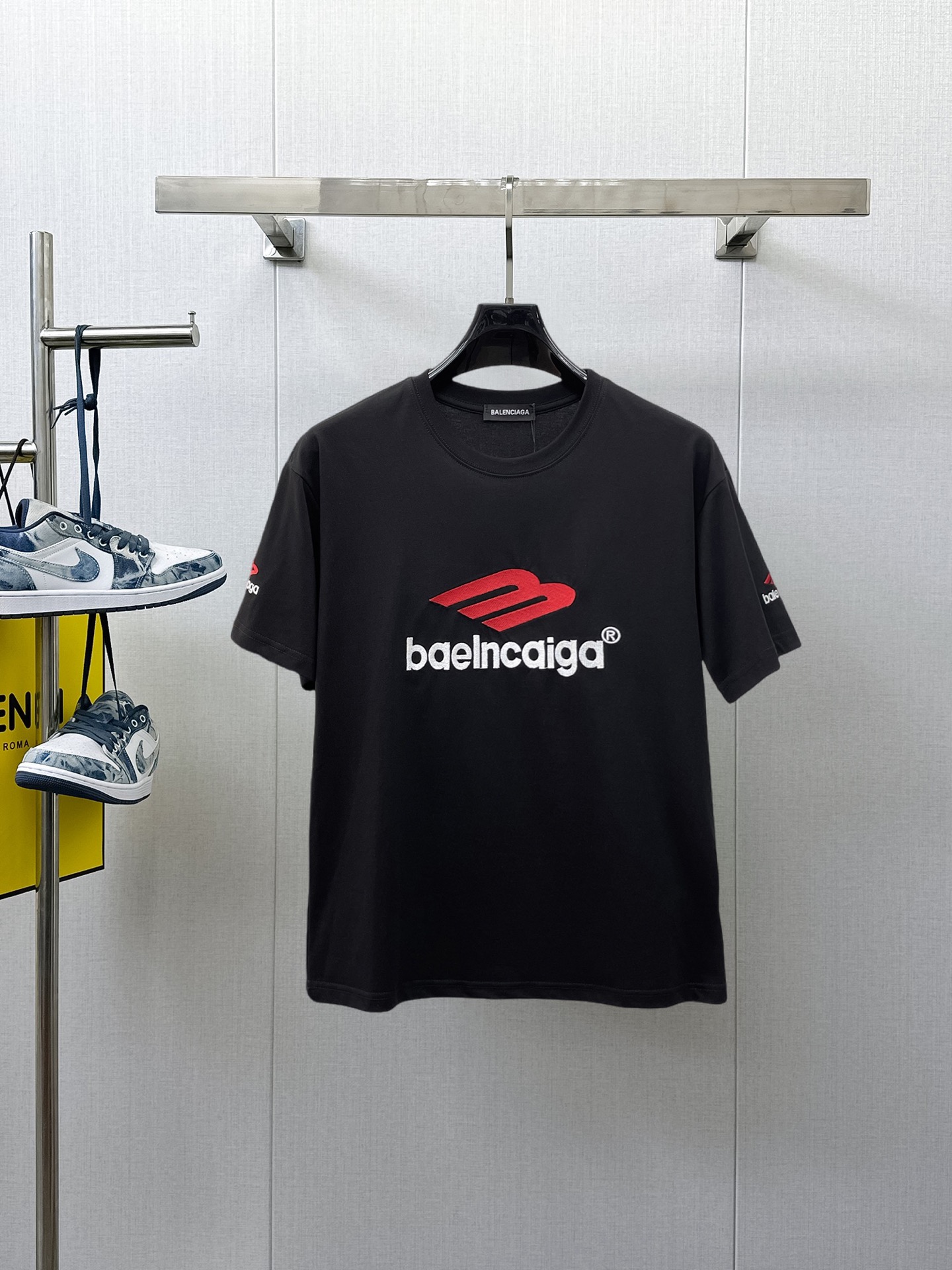 NO:838756,Balenciaga's top products 2026 spring and summer new debut counter, the latest short-sleeved round neck T-shirt, high-end customization, avant-garde and fashionable design!  The brand logo is designed with heavy craftsmanship. High-end customized 260g fabric. Soft to the touch. Comfortable to wear. Exquisite stitching at the counter level. Fine workmanship. The upper body effect is incomparably handsome!  A must-have item for a stylish man!  Size M-XXXL,,balenciaga,T-shirt,tees,t-shirt,19860909巴黎世家顶级货品2026春夏新款首发专柜最新款短袖圆领T恤 高端订制 设计前卫时尚！品牌logo重工艺设计 高端定制260克面料.手感柔软.穿着舒适.专柜级别精致车线.做工精细.上身效果无敌帅气！型男必备单品！码数M-XXXL,,balenciaga,T-shirt,tees，t-shirt,,Men's clothing