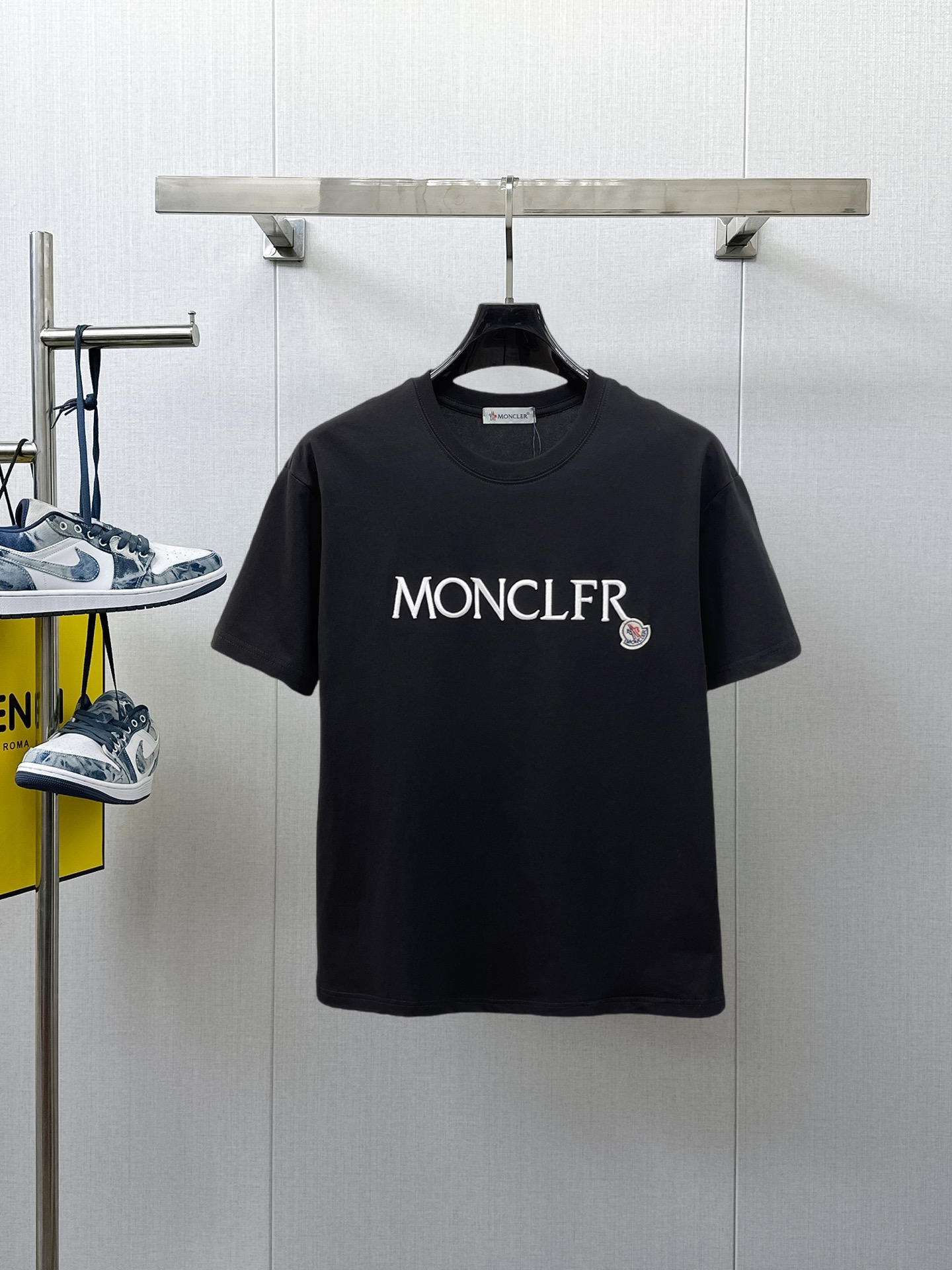 NO:933232,Mengkou's top products 2026 spring and summer new debut counter latest short-sleeved round neck T-shirt, high-end custom design, avant-garde and fashionable!  The brand logo is designed with heavy craftsmanship. High-end customized 260g fabric. Soft to the touch. Comfortable to wear. Exquisite stitching at the counter level. Fine workmanship. The upper body effect is incomparably handsome!  A must-have item for a stylish man!  Size M-XXXL,,Moncler,T-shirt,tees,t-shirt,19860909蒙口 顶级货品2026春夏新款首发专柜最新款短袖圆领T恤 高端订制 设计前卫时尚！品牌logo重工艺设计 高端定制260克面料.手感柔软.穿着舒适.专柜级别精致车线.做工精细.上身效果无敌帅气！型男必备单品！码数M-XXXL,,Moncler,T-shirt,tees，t-shirt,,Men's clothing