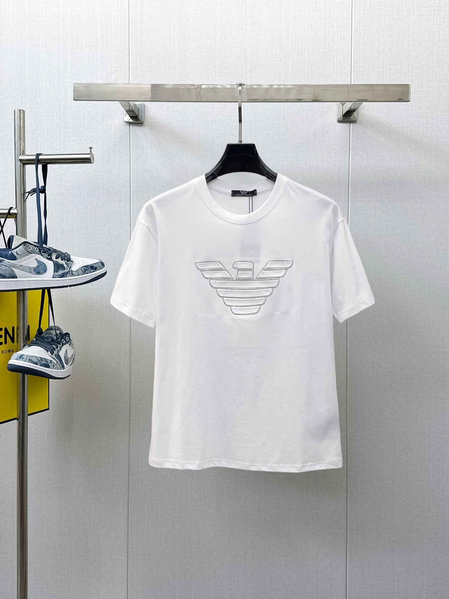 NO:838761,Armani's top product 2026 spring and summer new debut counter latest short-sleeved round neck T-shirt, high-end custom design, avant-garde and fashionable!  The brand logo is designed with heavy craftsmanship. High-end customized 260g fabric. Soft to the touch. Comfortable to wear. Exquisite stitching at the counter level. Fine workmanship. The upper body effect is incomparably handsome!  A must-have item for a stylish man!  Size M-XXXL,,armani,T-shirt,tees,t-shirt,19860909阿玛尼 顶级货品2026春夏新款首发专柜最新款短袖圆领T恤 高端订制 设计前卫时尚！品牌logo重工艺设计 高端定制260克面料.手感柔软.穿着舒适.专柜级别精致车线.做工精细.上身效果无敌帅气！型男必备单品！码数M-XXXL,,armani,T-shirt,tees，t-shirt,,Men's clothing