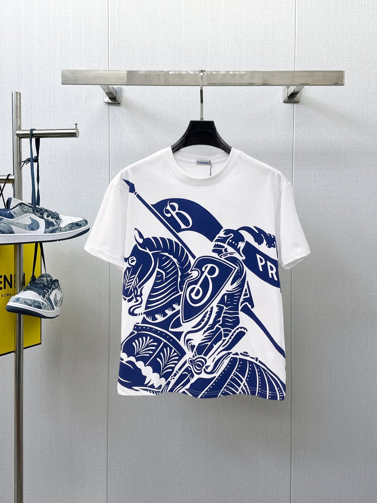 NO:838766,Burberry's top products 2026 spring and summer new debut counter latest short-sleeved round neck T-shirt, high-end custom design, avant-garde and fashionable!  The brand logo is designed with heavy craftsmanship. High-end customized 260g fabric. Soft to the touch. Comfortable to wear. Exquisite stitching at the counter level. Fine workmanship. The upper body effect is incomparably handsome!  A must-have item for a stylish man!  Size M-XXXL,,burberry,T-shirt,tees,t-shirt,19860909巴宝莉 顶级货品2026春夏新款首发专柜最新款短袖圆领T恤 高端订制 设计前卫时尚！品牌logo重工艺设计 高端定制260克面料.手感柔软.穿着舒适.专柜级别精致车线.做工精细.上身效果无敌帅气！型男必备单品！码数M-XXXL,,burberry,T-shirt,tees，t-shirt,,Men's clothing