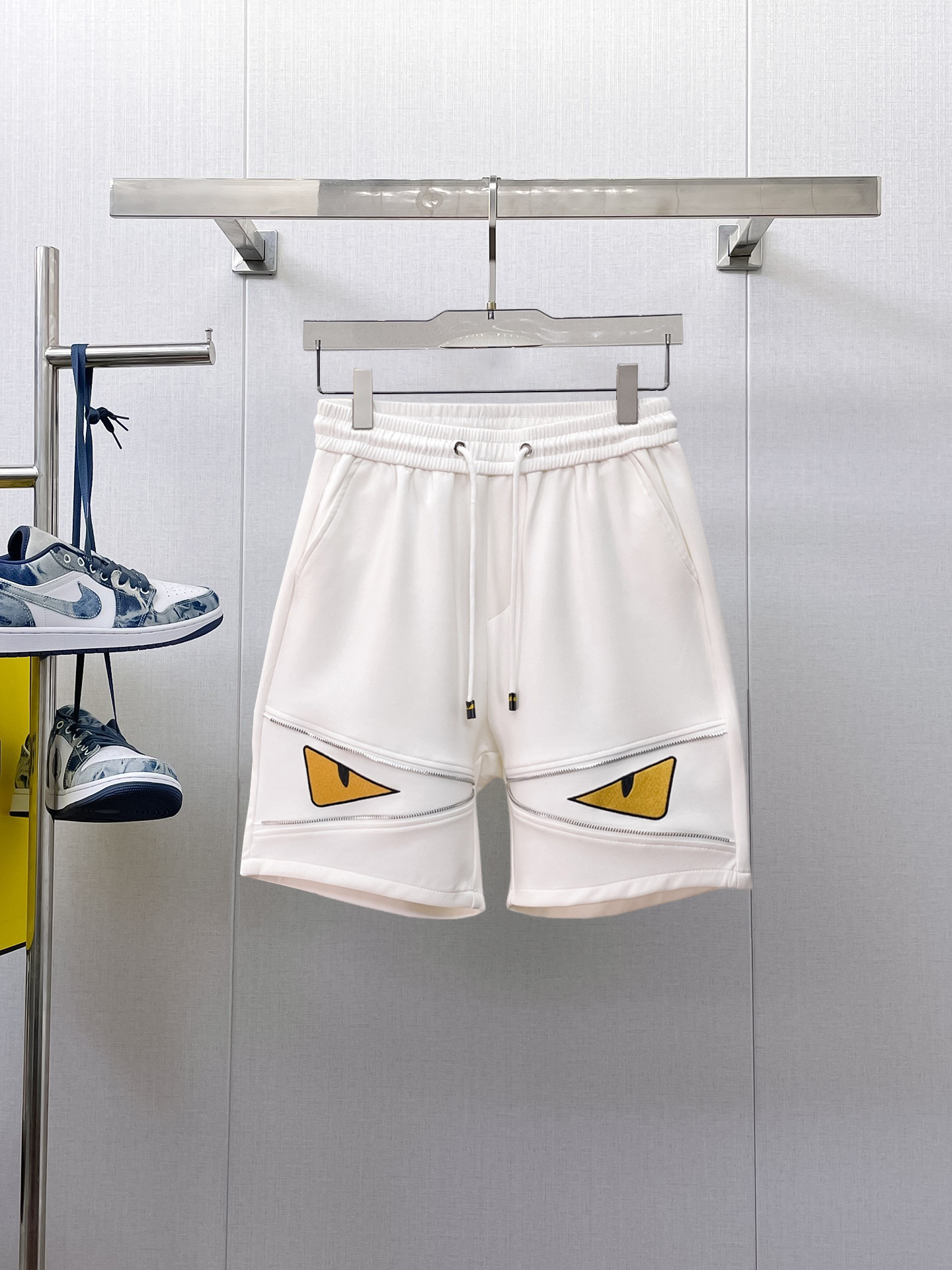 NO:933190,Fendi's three-standard complete 2026 new summer men's casual shorts, advanced custom-made breathable fabrics, extremely breathable, elastic and comfortable, impeccable details, top-grade accessories, original logo design concept, delicate and soft feel!  The upper body shape is awesome!  For sizes M-XXXL, please state your height and weight when placing an order, fendi, shorts,19860909芬迪 三标齐全 2026夏季新款男士休闲短裤,高级定制面料透气面料 透气弹力舒适度极高,细节无可挑剔,顶级辅料配备,原版logo设计理念,手感细腻柔软！上身版型超赞！尺码M-XXXL下单报身高体重,,fendi,shorts,,Men's clothing