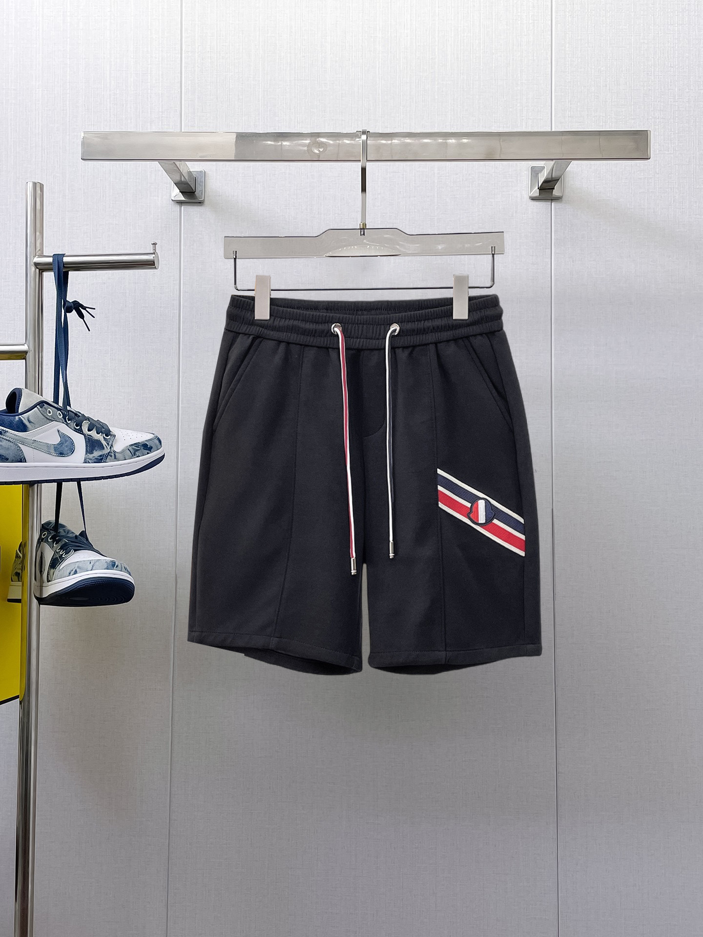 NO:933202,Mouth-mounted, complete with three standards, 2026 new summer men's casual shorts, advanced custom-made breathable fabrics, extremely breathable, elastic and comfortable, with impeccable details, top-grade accessories, original logo design concept, delicate and soft feel!  The upper body fit is awesome!  Sizes M-XXXL, please state your height and weight when ordering,,Moncler,shorts,19860909蒙口 三标齐全 2026夏季新款男士休闲短裤,高级定制面料透气面料 透气弹力舒适度极高,细节无可挑剔,顶级辅料配备,原版logo设计理念,手感细腻柔软！上身版型超赞！尺码M-XXXL下单报身高体重,,Moncler,shorts,,Men's clothing
