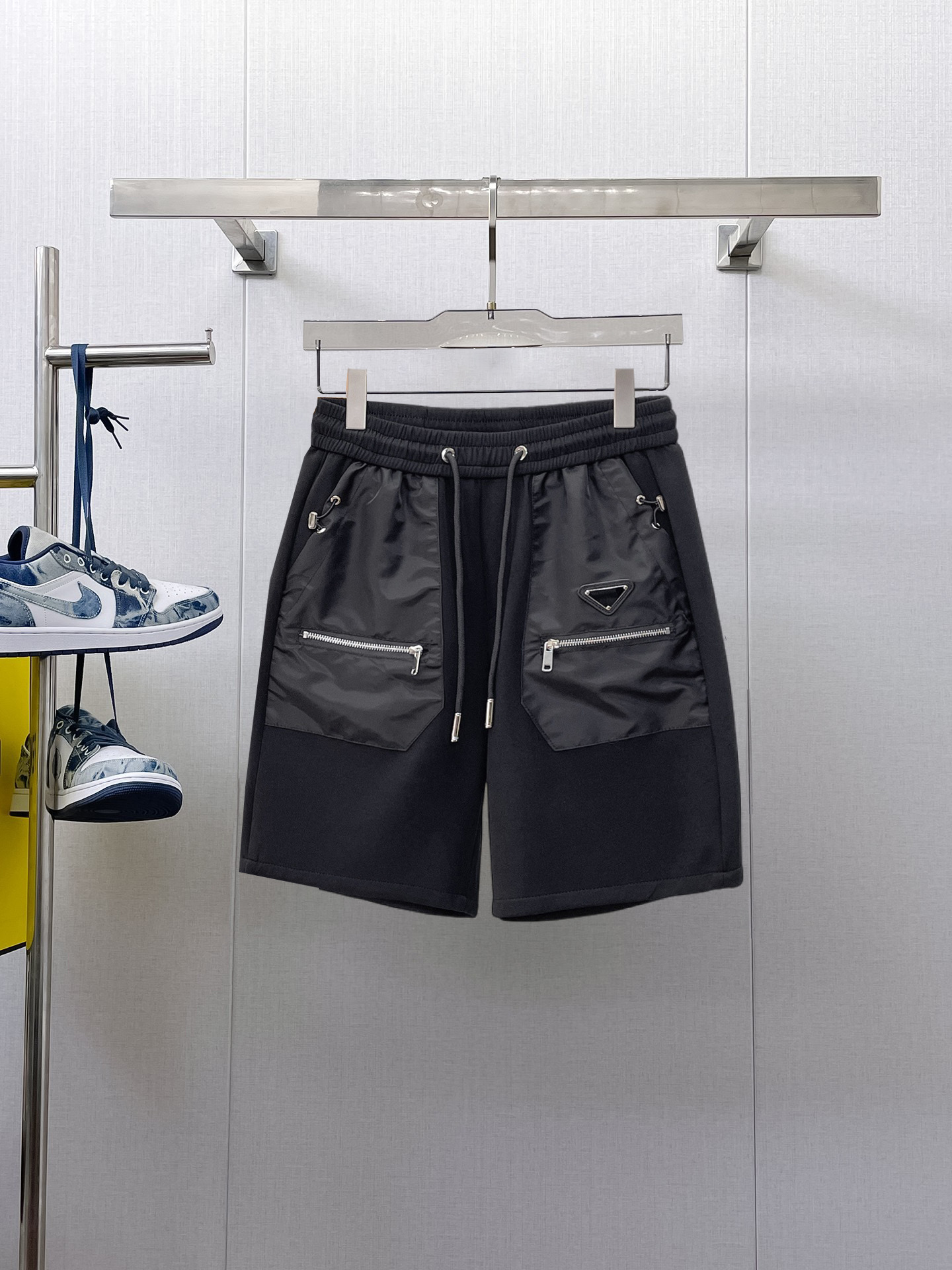 NO:933208,Prada's three-standard complete 2026 new summer men's casual shorts, advanced custom-made breathable fabrics, extremely breathable, elastic and comfortable, impeccable details, top-grade accessories, original logo design concept, delicate and soft feel!  The upper body shape is awesome!  Sizes M-XXXL, please state your height and weight when ordering, prada, shorts,19860909普拉达 三标齐全 2026夏季新款男士休闲短裤,高级定制面料透气面料 透气弹力舒适度极高,细节无可挑剔,顶级辅料配备,原版logo设计理念,手感细腻柔软！上身版型超赞！尺码M-XXXL下单报身高体重,,prada,shorts,,Men's clothing