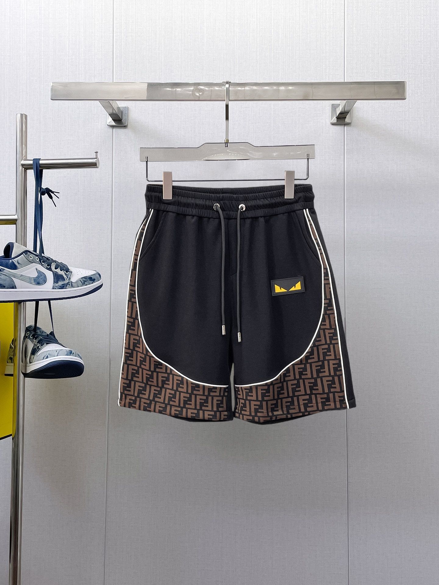 NO:933221,Fendi's three-standard complete 2026 new summer men's casual shorts, advanced custom-made breathable fabrics, extremely breathable, elastic and comfortable, impeccable details, top-grade accessories, original logo design concept, delicate and soft feel!  The upper body shape is awesome!  For sizes M-XXXL, please state your height and weight when placing an order, fendi, shorts,19860909芬迪 三标齐全 2026夏季新款男士休闲短裤,高级定制面料透气面料 透气弹力舒适度极高,细节无可挑剔,顶级辅料配备,原版logo设计理念,手感细腻柔软！上身版型超赞！尺码M-XXXL下单报身高体重,,fendi,shorts,,Men's clothing