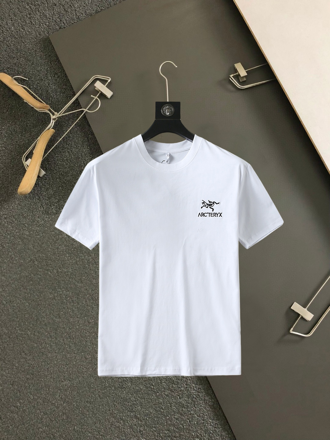 NO:859426,Arc'teryx's top products 2026 spring and summer new debut counter, the latest short-sleeved round neck T-shirt, high-end custom design, avant-garde and fashionable!  The brand logo is designed with heavy craftsmanship. High-end customized 260g fabric. Soft to the touch. Comfortable to wear. Exquisite stitching at the counter level. Fine workmanship. The upper body effect is incomparably handsome!  A must-have item for a stylish man!  Size M-XXXL,arc'teryx,T-shirt,tees,t-shirt,19860909始祖鸟顶级货品2026春夏新款首发专柜最新款短袖圆领T恤 高端订制 设计前卫时尚！品牌logo重工艺设计 高端定制260克面料.手感柔软.穿着舒适.专柜级别精致车线.做工精细.上身效果无敌帅气！型男必备单品！码数M-XXXL,arc'teryx,T-shirt,tees，t-shirt,,Men's clothing