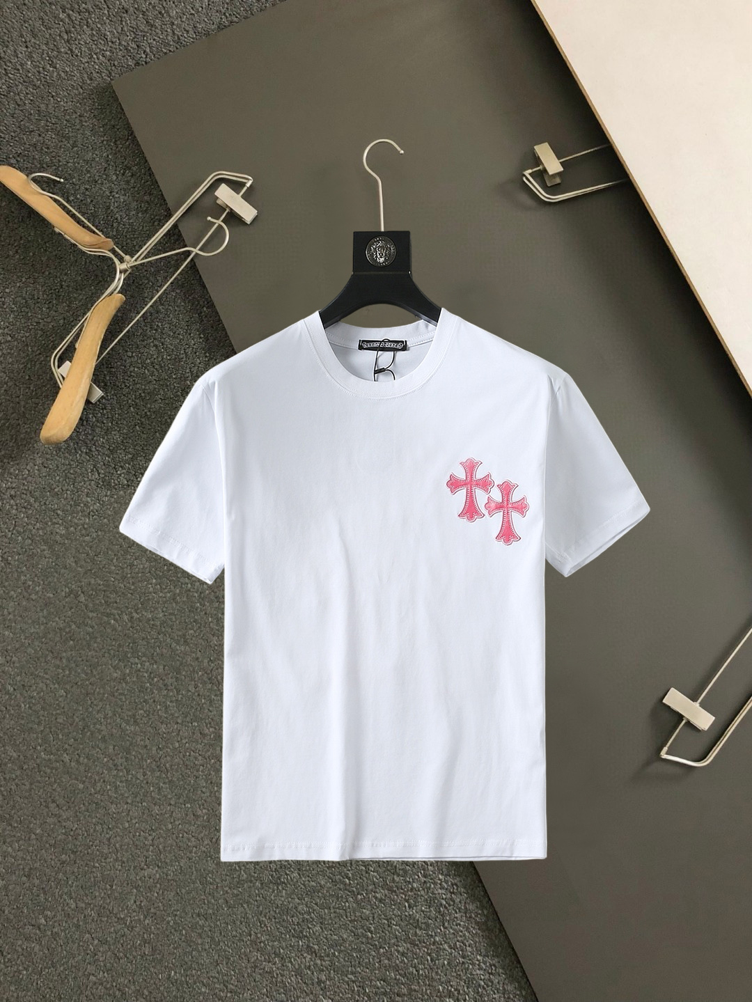 NO:859339,Kroxin's top products 2026 spring and summer new debut counter latest short-sleeved round neck T-shirt, high-end custom design, avant-garde and fashionable!  The brand logo is designed with heavy craftsmanship. High-end customized 260g fabric. Soft to the touch. Comfortable to wear. Exquisite stitching at the counter level. Fine workmanship. The upper body effect is incomparably handsome!  A must-have item for a stylish man!  Size M-XXXL,,chrome hearts,T-shirt,tees,t-shirt,19860909克罗心 顶级货品2026春夏新款首发专柜最新款短袖圆领T恤 高端订制 设计前卫时尚！品牌logo重工艺设计 高端定制260克面料.手感柔软.穿着舒适.专柜级别精致车线.做工精细.上身效果无敌帅气！型男必备单品！码数M-XXXL,,chrome hearts,T-shirt,tees，t-shirt,,Men's clothing