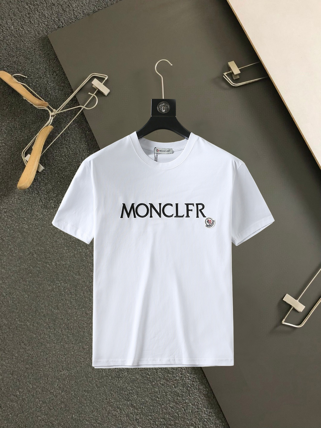 NO:859357,Mengkou's top products 2026 spring and summer new debut counter latest short-sleeved round neck T-shirt high-end custom design avant-garde fashion!  The brand logo is designed with heavy craftsmanship. High-end customized 260g fabric. Soft to the touch. Comfortable to wear. Exquisite stitching at the counter level. Fine workmanship. The upper body effect is incomparably handsome!  A must-have item for a stylish man!  Size M-XXXL,,Moncler,T-shirt,tees,t-shirt,19860909蒙口 顶级货品2026春夏新款首发专柜最新款短袖圆领T恤 高端订制 设计前卫时尚！品牌logo重工艺设计 高端定制260克面料.手感柔软.穿着舒适.专柜级别精致车线.做工精细.上身效果无敌帅气！型男必备单品！码数M-XXXL,,Moncler,T-shirt,tees，t-shirt,,Men's clothing