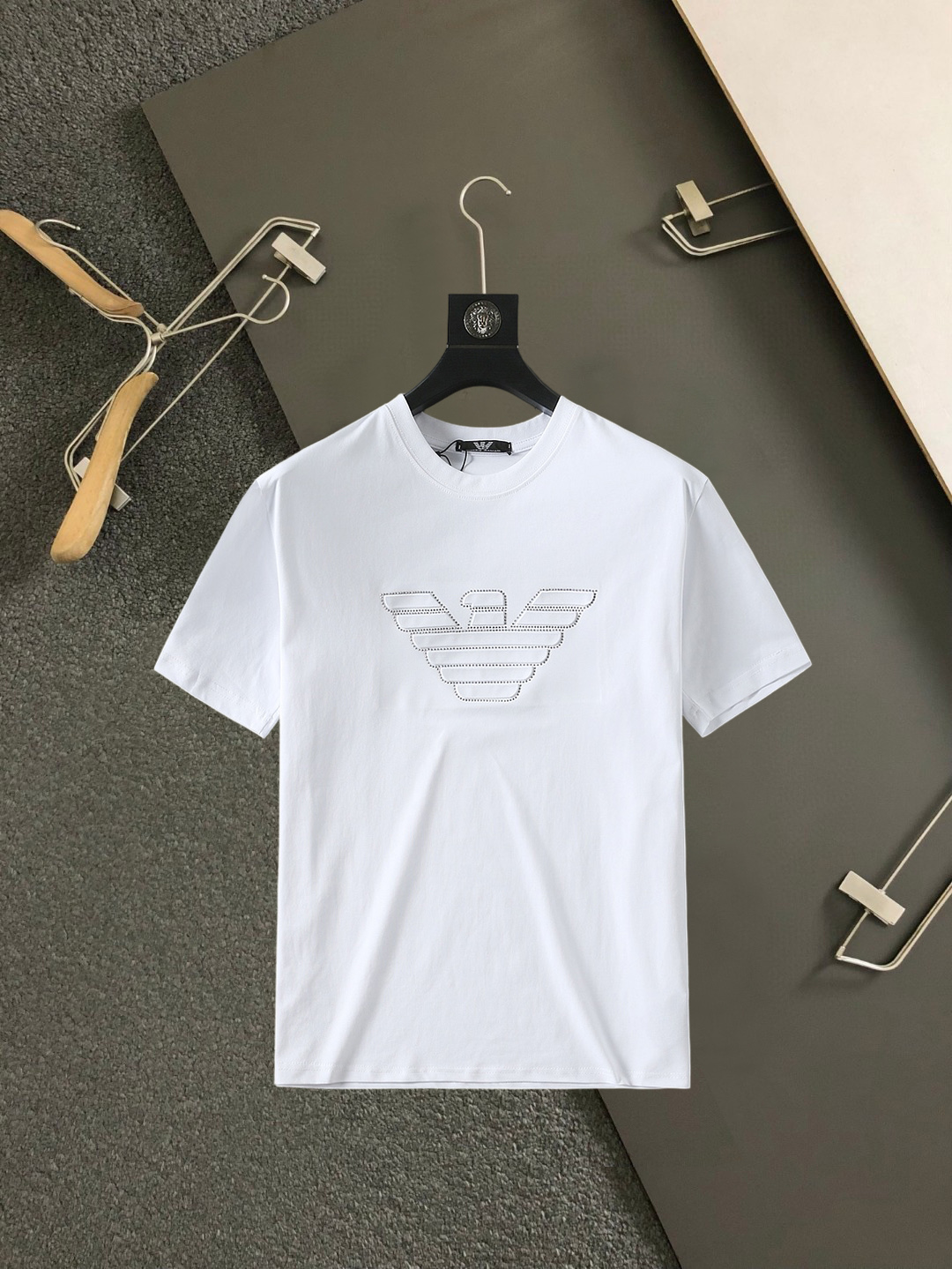 NO:859392,Armani's top products 2026 spring and summer new debut counter latest short-sleeved round neck T-shirt high-end custom design avant-garde fashion!  The brand logo is designed with heavy craftsmanship. High-end customized 260g fabric. Soft to the touch. Comfortable to wear. Exquisite stitching at the counter level. Fine workmanship. The upper body effect is incomparably handsome!  A must-have item for a stylish man!  Size M-XXXL,,armani,T-shirt,tees,t-shirt,19860909阿玛尼顶级货品2026春夏新款首发专柜最新款短袖圆领T恤 高端订制 设计前卫时尚！品牌logo重工艺设计 高端定制260克面料.手感柔软.穿着舒适.专柜级别精致车线.做工精细.上身效果无敌帅气！型男必备单品！码数M-XXXL,,armani,T-shirt,tees，t-shirt,,Men's clothing