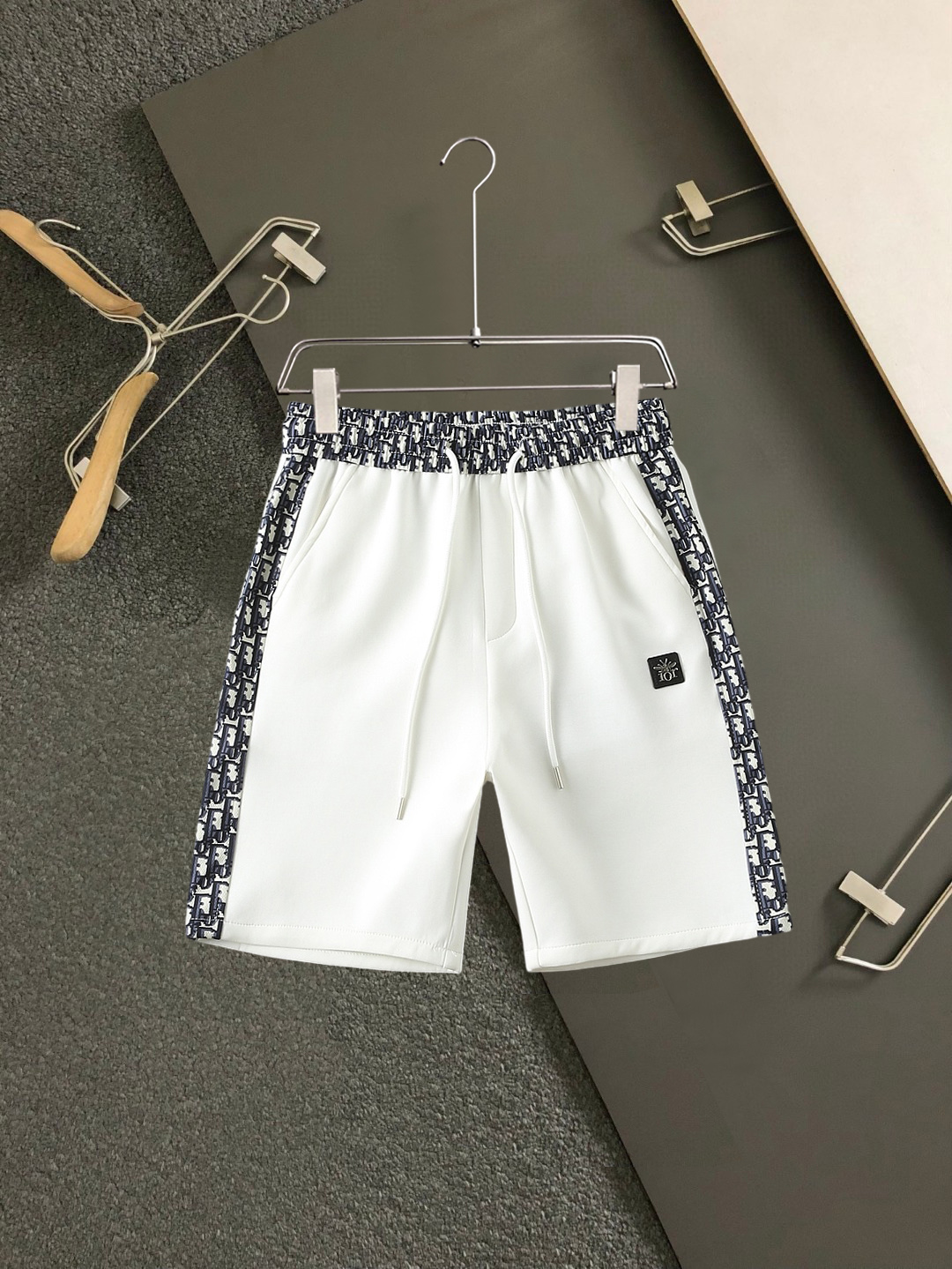 NO:859542,Dior 2026ss new summer style, original counter casual shorts, luxury classic brand original LOGO accessories, counter best-selling model, very comfortable to wear, low-key yet luxurious, very classy to wear. There is no need to say much about the trousers style and tailoring. The upper body is exquisite and high-end, first-class and top-quality materials. Really palace-level casual trousers. The cotton of Turkey is of outstanding quality. After heavy washing, the trousers are very soft!  Not picky, the upper body is absolutely stylish and extremely luxurious. Sizes M-3XL.,,dior,shorts,19860909迪奥 2026ss夏季新款,原单专柜休闲短裤,奢华经典品牌原版LOGO配饰 专柜热销款 身穿着非常舒适 低调不失奢华 穿出去非常有档次 裤型款式和裁剪亦无需多言 上身精致跃然高档一等一顶级质料 真正殿堂级的休闲裤 选用土耳其的棉花品质卓然,经过重水洗使得裤子很柔软！不挑人 上身绝对的有型 极度奢华. 尺码M-3XL.,,dior,shorts,,Men's clothing