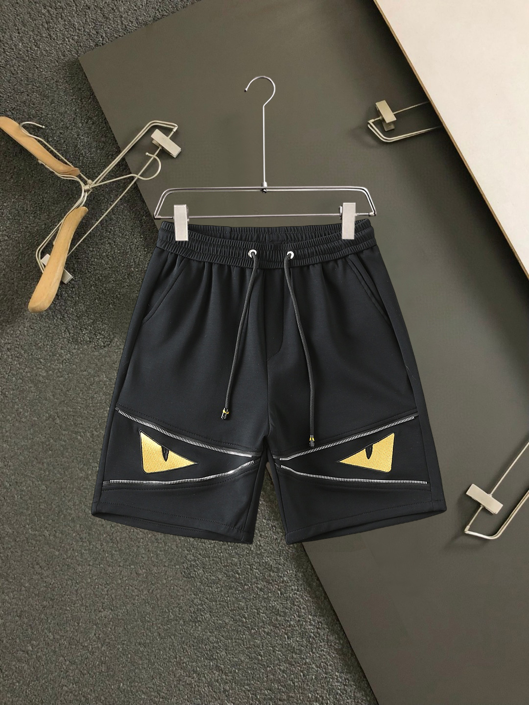 NO:859534,Fendi 2026ss new summer style, original counter casual shorts, luxury classic brand original LOGO accessories, counter best-selling model, very comfortable to wear, low-key yet luxurious, very classy to wear. Needless to say, the trousers style and tailoring. The upper body is exquisite and high-end, first-class and top-quality materials. Really palace-level casual pants. The cotton of Turkey is of outstanding quality. After heavy washing, the pants are very soft!  Not picky, the upper body is absolutely stylish and extremely luxurious. Sizes M-3XL.,,fendi,shorts,19860909芬迪 2026ss夏季新款,原单专柜休闲短裤,奢华经典品牌原版LOGO配饰 专柜热销款 身穿着非常舒适 低调不失奢华 穿出去非常有档次 裤型款式和裁剪亦无需多言 上身精致跃然高档一等一顶级质料 真正殿堂级的休闲裤 选用土耳其的棉花品质卓然,经过重水洗使得裤子很柔软！不挑人 上身绝对的有型 极度奢华. 尺码M-3XL.,,fendi,shorts,,Men's clothing