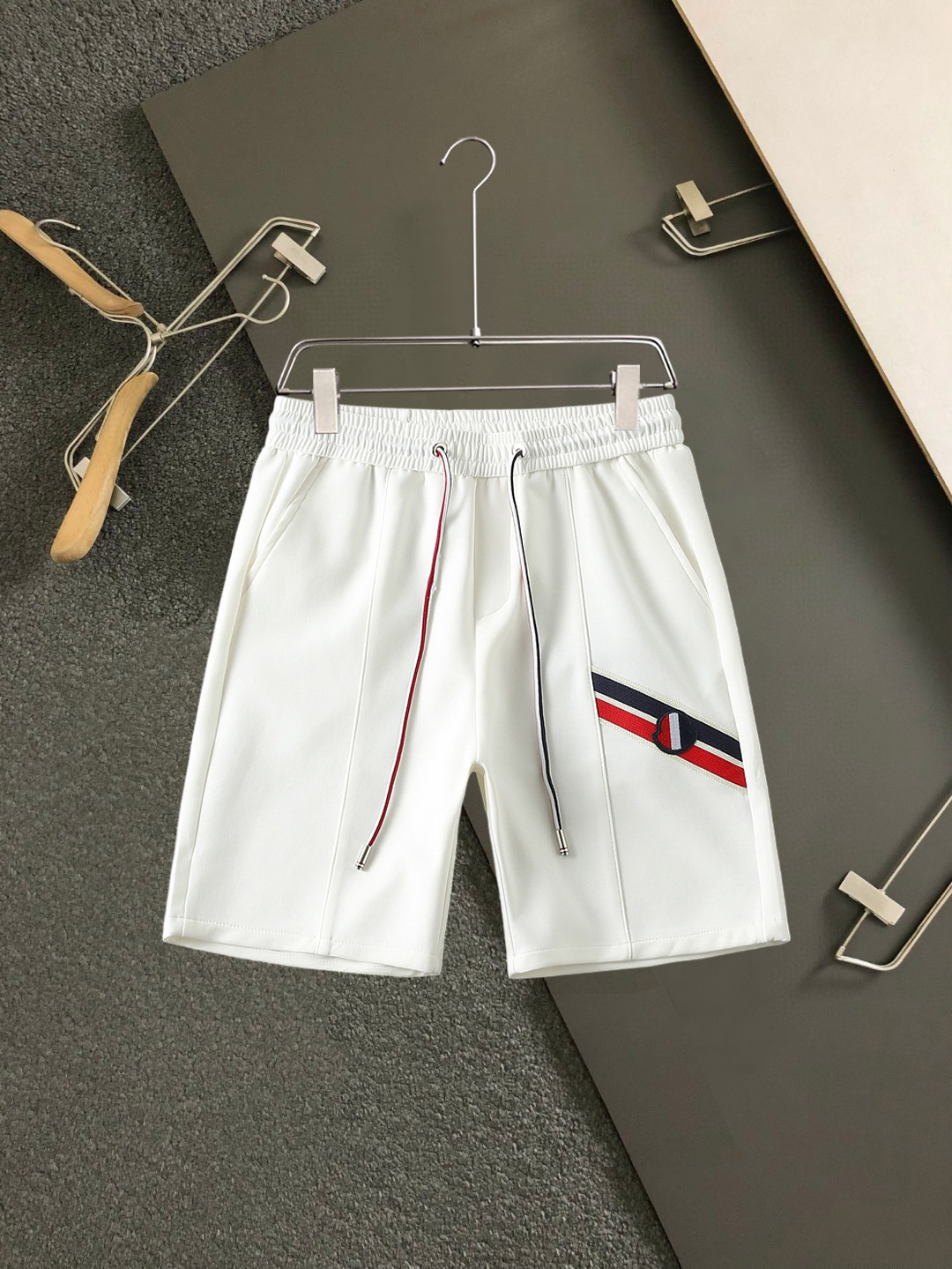 NO:859566,Fendi 2026ss new summer style, original counter casual shorts, luxury classic brand original LOGO accessories, counter best-selling model, very comfortable to wear, low-key yet luxurious, very classy to wear. Needless to say, the trousers style and tailoring. The upper body is exquisite and high-end, first-class and top-quality materials. Really palace-level casual pants. The cotton of Turkey is of outstanding quality. After heavy washing, the pants are very soft!  Not picky, the upper body is absolutely stylish and extremely luxurious. Sizes M-3XL.,,fendi,shorts,19860909芬迪 2026ss夏季新款,原单专柜休闲短裤,奢华经典品牌原版LOGO配饰 专柜热销款 身穿着非常舒适 低调不失奢华 穿出去非常有档次 裤型款式和裁剪亦无需多言 上身精致跃然高档一等一顶级质料 真正殿堂级的休闲裤 选用土耳其的棉花品质卓然,经过重水洗使得裤子很柔软！不挑人 上身绝对的有型 极度奢华. 尺码M-3XL.,,fendi,shorts,,Men's clothing
